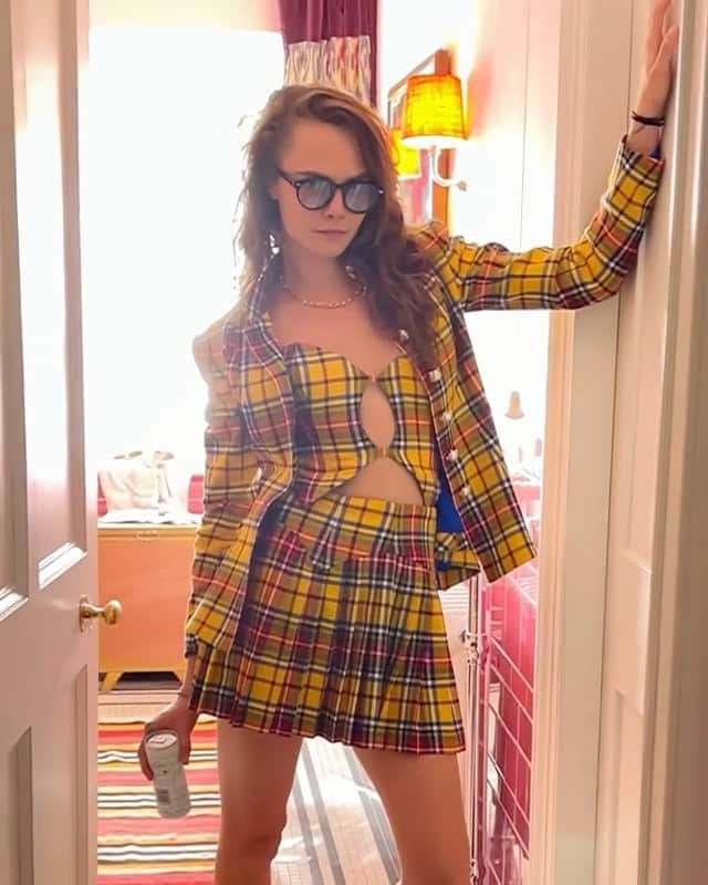 カーラ・デルヴィーニュのインスタグラム：「You might be surprised to know I’m not actually a virgin and I can drive」