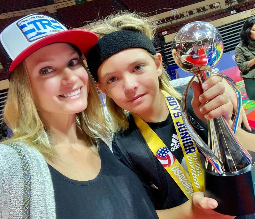 A・J・クックのインスタグラム：「So proud of this kid. Bringing home the 🥈 with @teamrockstarvbc 🇺🇸 #usavolleyball #proudmom @mekhai.a」