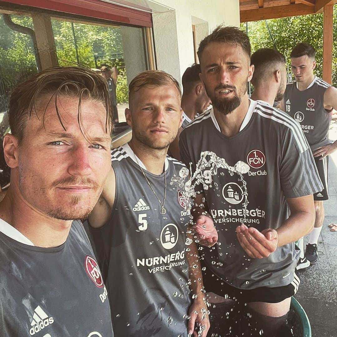 ヨハネス・ガイスのインスタグラム：「Trainingslager 🔝🔝 #huebiliebtwasser」