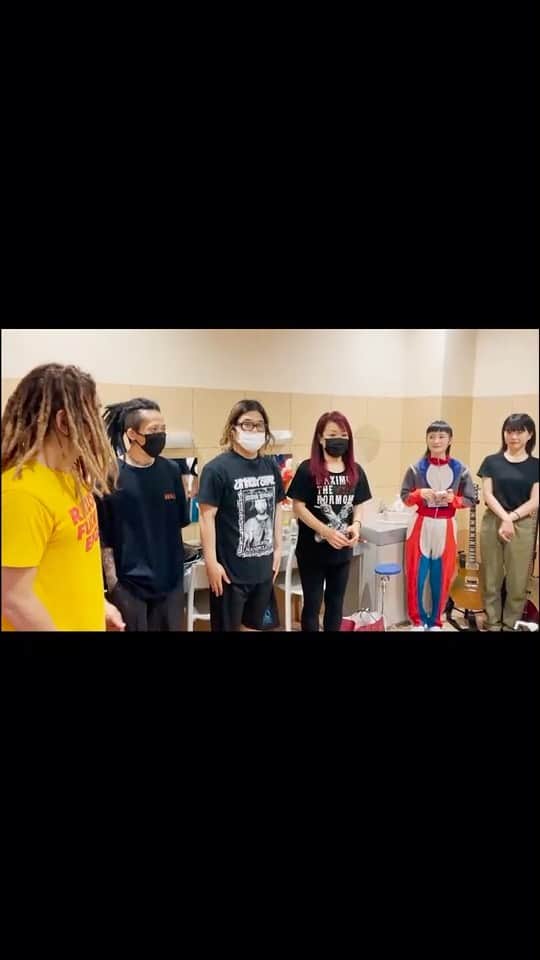マキシマム ザ ホルモンのインスタグラム：「リンリンさん、おめでとうございます！👏🥳 本日はそんな楽屋の様子をお裾分け！ 亮君、そんなところからGOLD DISCを…（笑）」