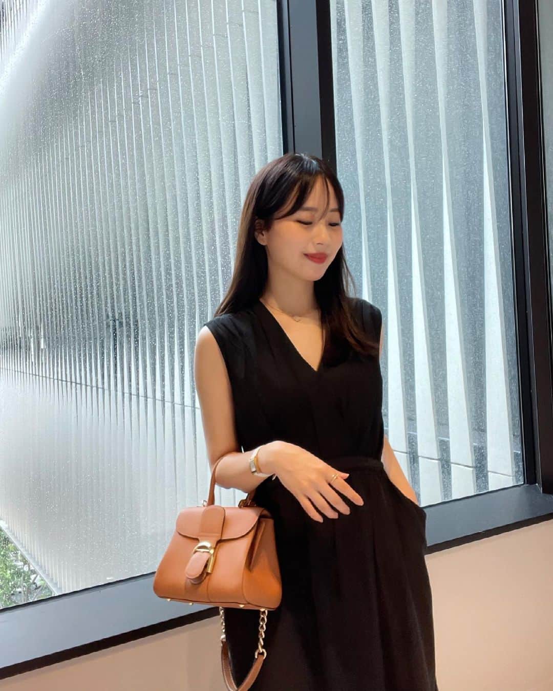 ハンナミのインスタグラム：「早く梅雨明けてほしいな 〜. 🌂  たくさんの質問いただいた こちらのワンピースは 7月中旬ごろに発売の予定です 🤍 大きなポケットがまたかわいい♡」