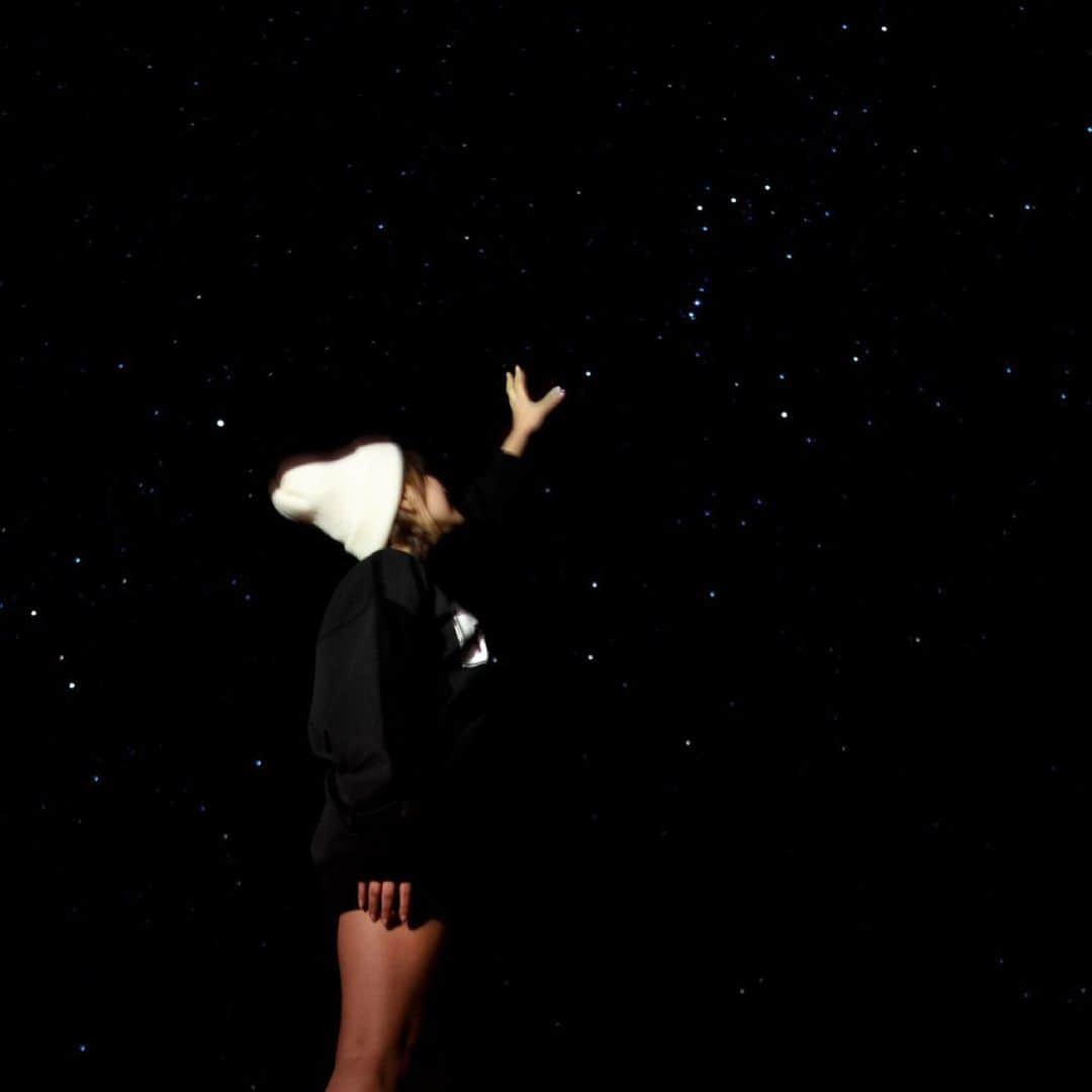 山内鈴蘭さんのインスタグラム写真 - (山内鈴蘭Instagram)「こんなに星いっぱいの空、見たことある？😢🌠 ． ． 私が星が大好きでDVDでもシーンの一つに入れたかったんだけど、カメラではあまり映らなくて…😢 ． それでも！ 宮古島で一番綺麗に星が見える場所に連れてってくれたの😭💓 ． 1分かけてシャッターを押す高機能カメラでこんなに綺麗に撮れたんだよ🌠 スタッフの皆さんの温かいお気持ちが嬉しかった宮古島での一枚です…💓💓💓 ． ． 1st DVD Naturalily  有難いことにランキングでは上位に入っていてみんな本当にありがとう😢😢😢 ． ． #星空 #宮古島 #星 #星空撮影 #DVD #宮古島 #グラビア #撮影」7月6日 21時18分 - xxsuzuranxx
