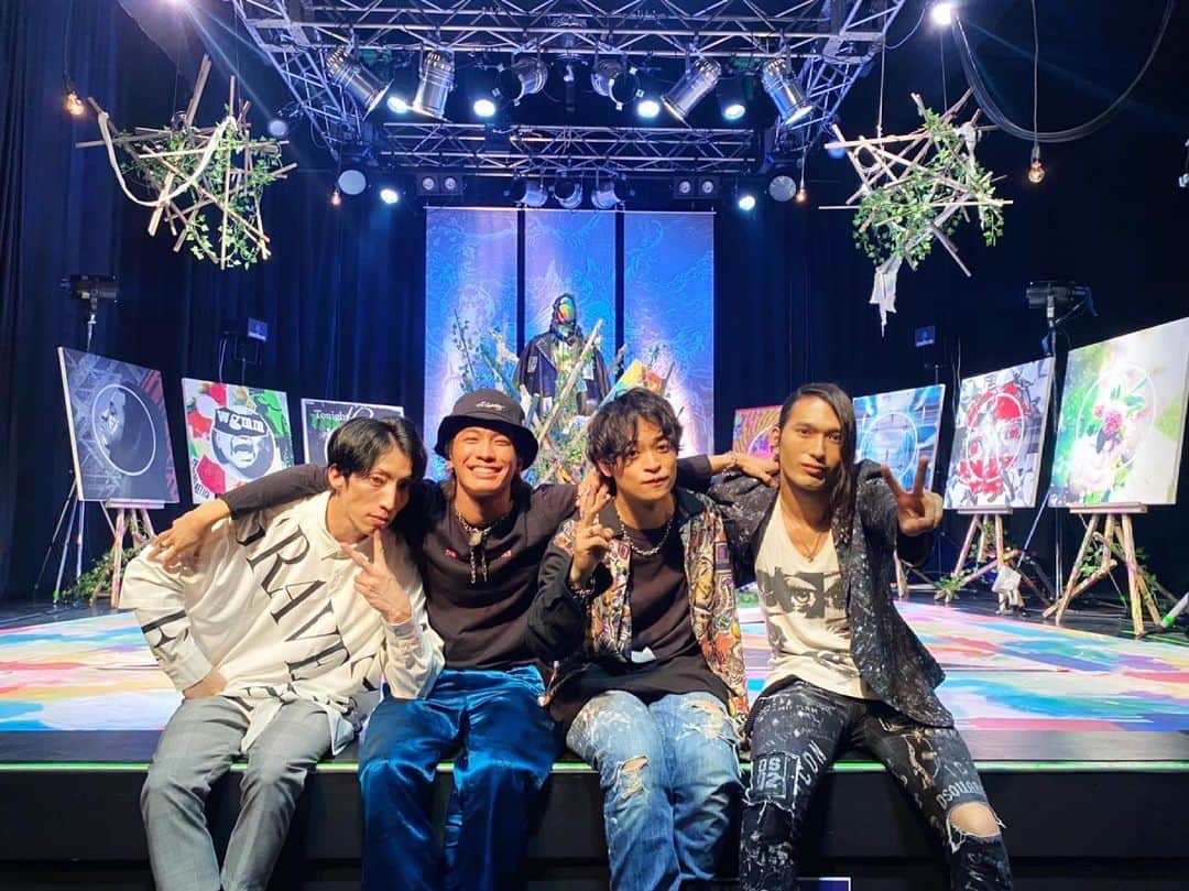 あきらかにあきらのインスタグラム：「ツアー１８ヶ所のファイナルは神戸Harbor Studio！ 感無量です！達成感！  みんなの拍手が泣けてきた。いいツアーやったなぁ。  モニュメント制作も慣れてきたところでツアーが終わる。あるある。  全国各地の情勢に合わせて、延期を繰り返してようやく終わりました。  無事完走！応援してくれた皆様、ありがとう。  #オーラル_TM」