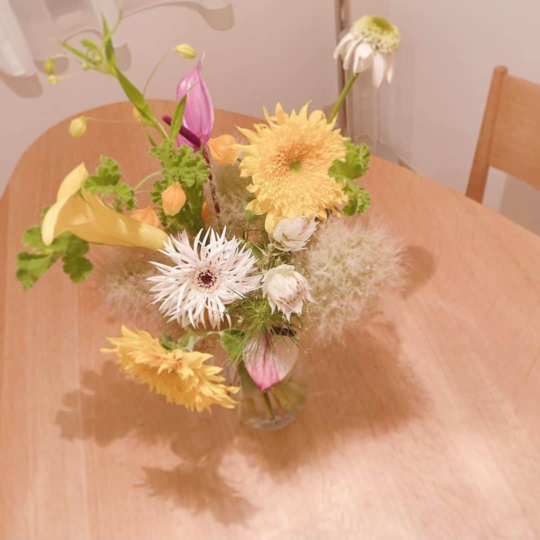 トリンドル玲奈さんのインスタグラム写真 - (トリンドル玲奈Instagram)「@stayflower2019 さんの お花がかわいすぎる。。  こんなに可愛い花束あるんだぁ☺️❤︎  部屋がめちゃくちゃいい香りになりました❤︎」7月6日 21時29分 - toritori0123