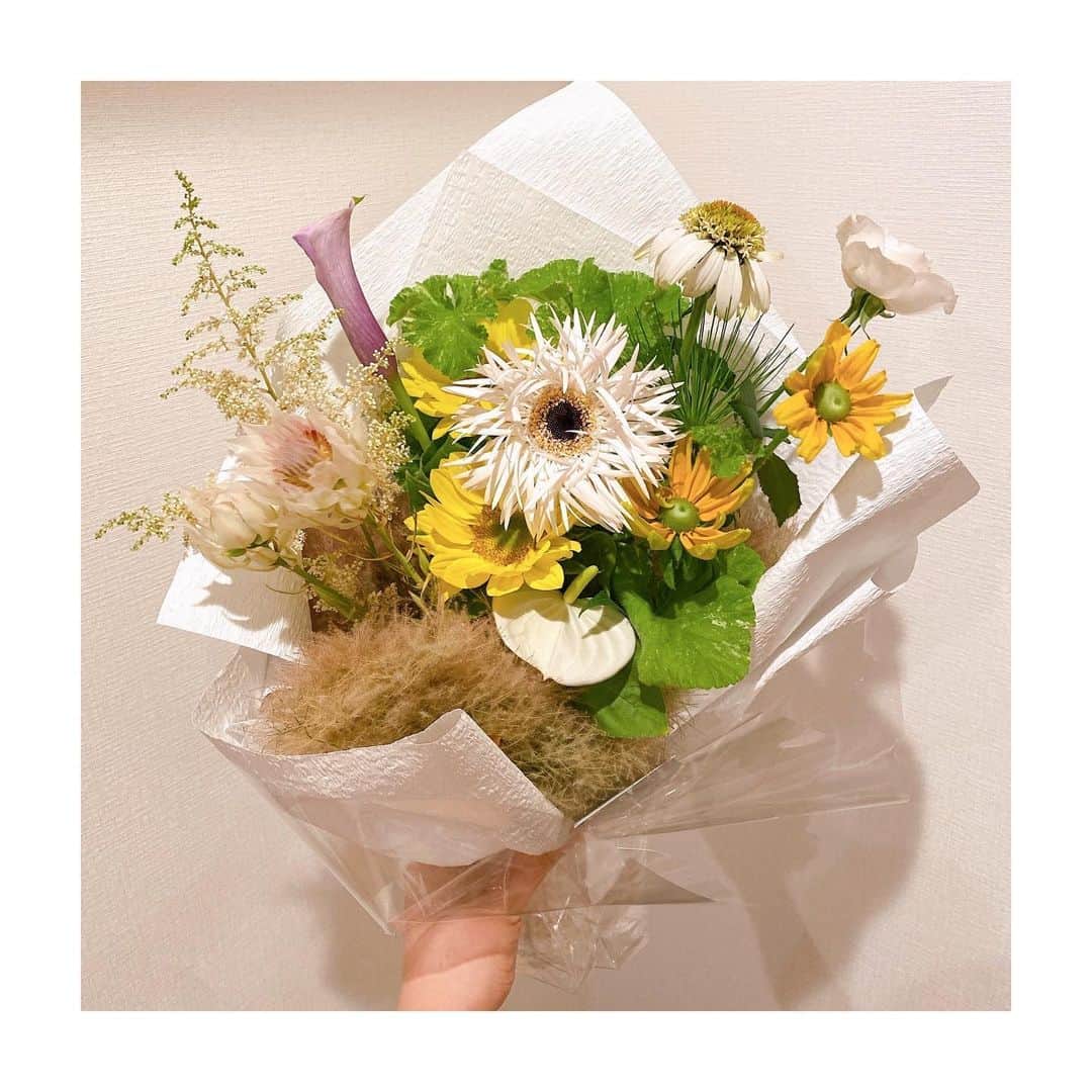 トリンドル瑠奈のインスタグラム：「素敵なお花たちで玄関が一気に華やいだー！☺️🌸  @instamikketokyo でのインスタライブ見てくださった方ありがとうございました！！」