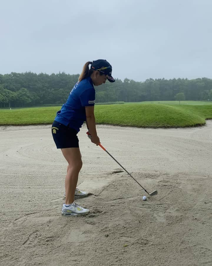 宮里美香のインスタグラム：「*** 2021.7.6 ⛳️🏌️‍♀️  Bunker practice 6 iron..  #golf #practice #bunker #6iron  #バンカーショット #6番アイアン  #北海道 #桂ゴルフ倶楽部」