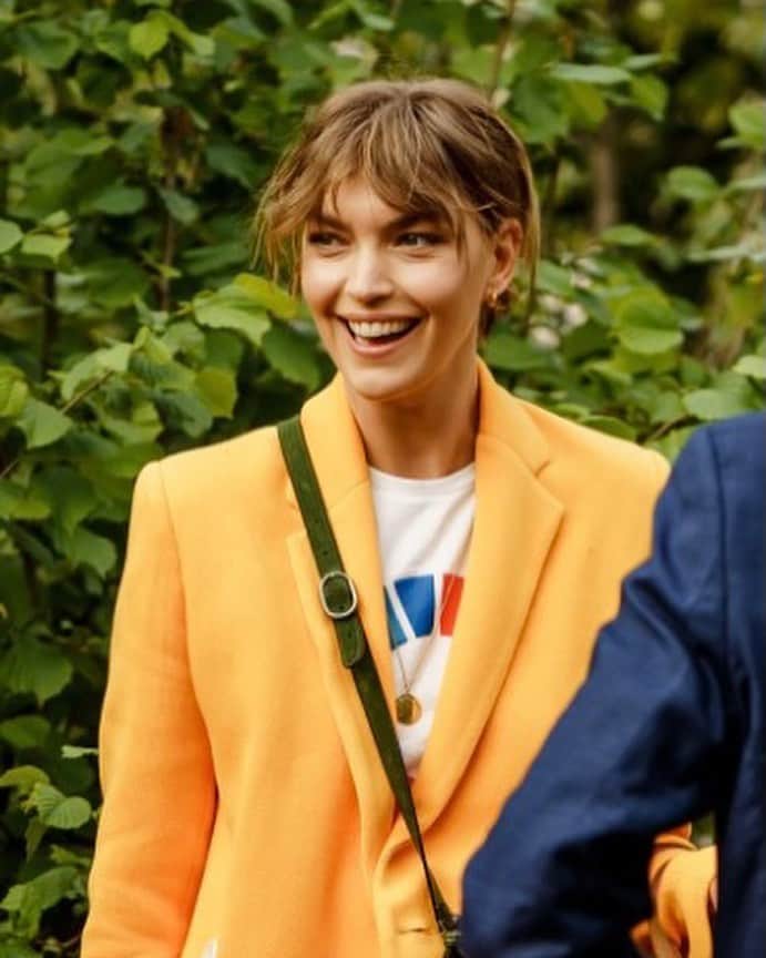 アリゾナ・ミューズのインスタグラム：「London memories celebrating sustainable fashion at the wonderful @theglobalgoals event with the @britishfashioncouncil launching the Fashion Avengers Sustainable Fashion Campaign 🙌 surrounded by the mesmerising Forest For Change at @somersethouse 🌳 A true joy to spend time with change makers from the sustainable fashion community ✨」