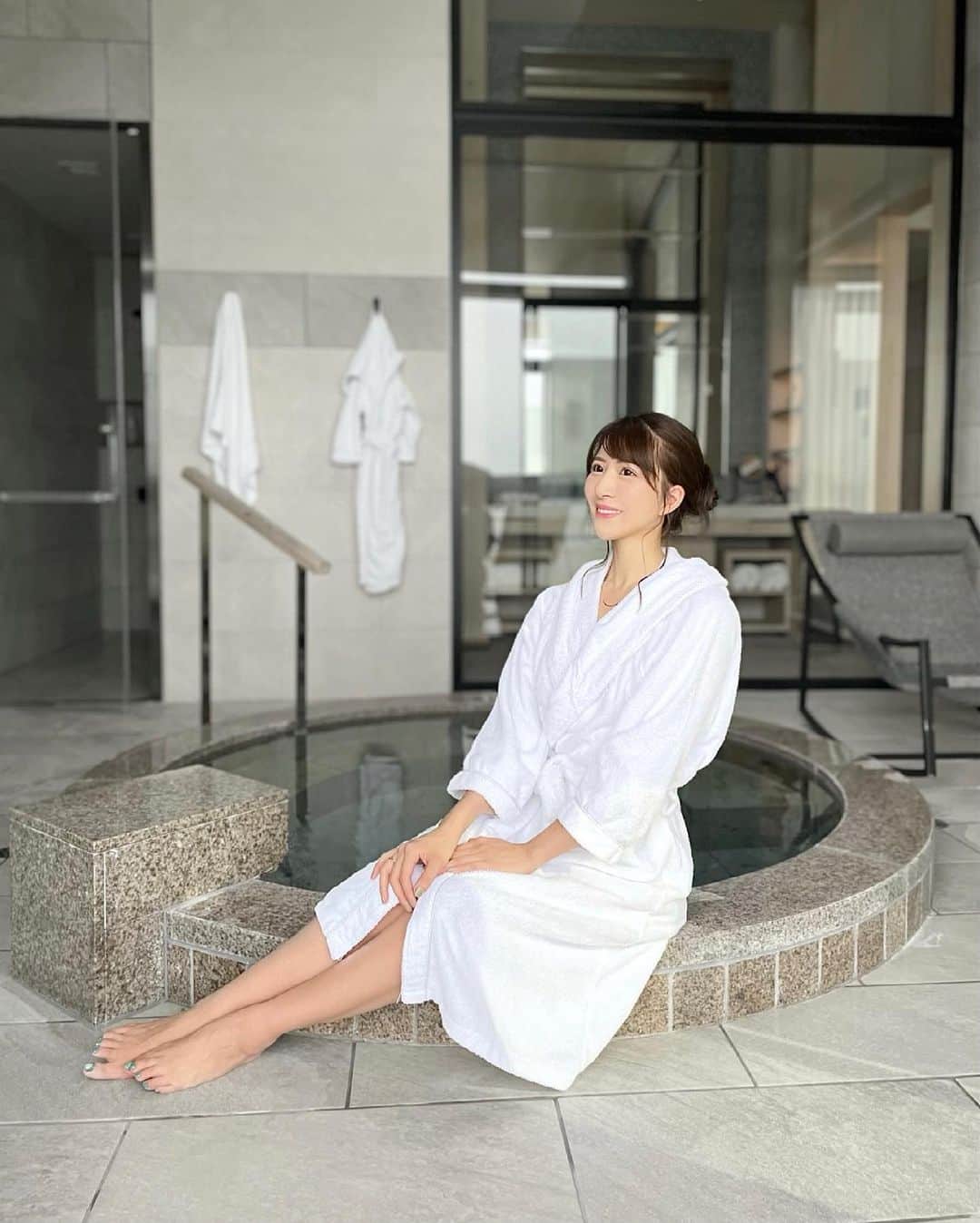 Manaさんのインスタグラム写真 - (ManaInstagram)「🛁🐒♨️ 𝑹𝒆𝒍𝒂𝒙𝒊𝒏𝒈 𝒉𝒐𝒕 𝒔𝒑𝒓𝒊𝒏𝒈𝒔 𝒕𝒓𝒊𝒑. 伊勢志摩の「汀渚 ばさら邸」🐾 . 別邸 漣のはなれ　天月🌙 というお部屋に宿泊しました✨ . デザイン性のある広々とした空間で 静かな英虞湾を眺めてゆっくりと 日々の疲れを癒すことができました☺️💕 . . 季節を問わず、温泉に行くのが好きです♪ . . それにしてもティッシュケース インパクトありすぎませんか？👹 面白かったなぁ💓笑 . . . . . . #温泉旅行 #温泉旅館 #旅館 #ばさら邸 #別邸 #漣のはなれ #天月 #温泉好き #ゆったり #バスローブ #幸せな時間 #リラックスタイム #伊勢志摩 #伊勢 #志摩 #伊勢旅行 #賢島 #賢島温泉 #癒し旅 #癒しの時間 #闇風呂 #キャンドルナイト #hotsprings #mie」7月6日 22時48分 - mana.tcy
