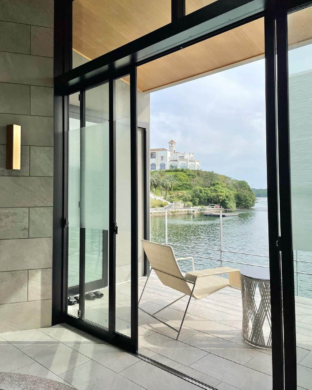Manaさんのインスタグラム写真 - (ManaInstagram)「🛁🐒♨️ 𝑹𝒆𝒍𝒂𝒙𝒊𝒏𝒈 𝒉𝒐𝒕 𝒔𝒑𝒓𝒊𝒏𝒈𝒔 𝒕𝒓𝒊𝒑. 伊勢志摩の「汀渚 ばさら邸」🐾 . 別邸 漣のはなれ　天月🌙 というお部屋に宿泊しました✨ . デザイン性のある広々とした空間で 静かな英虞湾を眺めてゆっくりと 日々の疲れを癒すことができました☺️💕 . . 季節を問わず、温泉に行くのが好きです♪ . . それにしてもティッシュケース インパクトありすぎませんか？👹 面白かったなぁ💓笑 . . . . . . #温泉旅行 #温泉旅館 #旅館 #ばさら邸 #別邸 #漣のはなれ #天月 #温泉好き #ゆったり #バスローブ #幸せな時間 #リラックスタイム #伊勢志摩 #伊勢 #志摩 #伊勢旅行 #賢島 #賢島温泉 #癒し旅 #癒しの時間 #闇風呂 #キャンドルナイト #hotsprings #mie」7月6日 22時48分 - mana.tcy