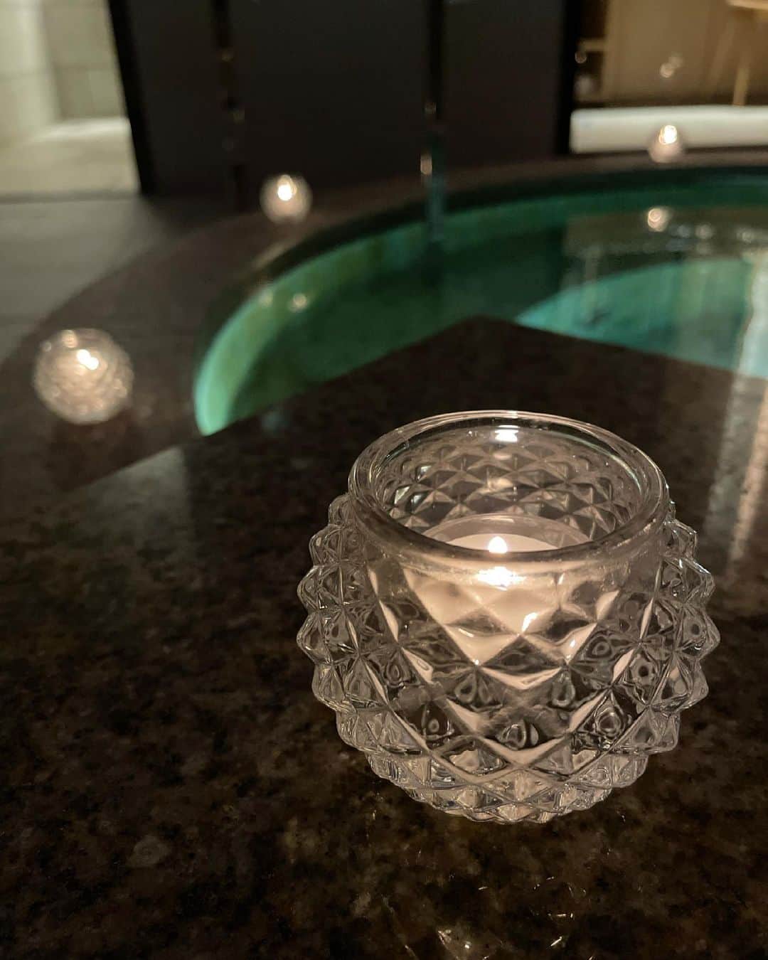 Manaさんのインスタグラム写真 - (ManaInstagram)「🛁🐒♨️ 𝑹𝒆𝒍𝒂𝒙𝒊𝒏𝒈 𝒉𝒐𝒕 𝒔𝒑𝒓𝒊𝒏𝒈𝒔 𝒕𝒓𝒊𝒑. 伊勢志摩の「汀渚 ばさら邸」🐾 . 別邸 漣のはなれ　天月🌙 というお部屋に宿泊しました✨ . デザイン性のある広々とした空間で 静かな英虞湾を眺めてゆっくりと 日々の疲れを癒すことができました☺️💕 . . 季節を問わず、温泉に行くのが好きです♪ . . それにしてもティッシュケース インパクトありすぎませんか？👹 面白かったなぁ💓笑 . . . . . . #温泉旅行 #温泉旅館 #旅館 #ばさら邸 #別邸 #漣のはなれ #天月 #温泉好き #ゆったり #バスローブ #幸せな時間 #リラックスタイム #伊勢志摩 #伊勢 #志摩 #伊勢旅行 #賢島 #賢島温泉 #癒し旅 #癒しの時間 #闇風呂 #キャンドルナイト #hotsprings #mie」7月6日 22時48分 - mana.tcy