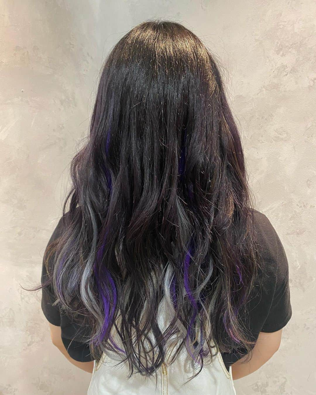 スターライト・キッドさんのインスタグラム写真 - (スターライト・キッドInstagram)「ヘアースタイルもPURPLEに💜 そしてロングにしたった💙  今回も @xena_hair のKO-JIさんに素敵に仕上げてもらったよ🐯🖤  ちなみにXENA行ってみたい！ て人は、行った際に 「スターライト・キッドのInstagram見た！」 って伝えていただければご新規様は全メニュー30%オフで施術してもらえるらしいよ🤭 (エクステは40本まで割引対象)  気になった方はぜひ😈 ・ ・ #SLK #スターライトキッド  #スターダム #女子プロレスラー #ニューヘアー #ロングヘアー #パープルカラー  #XENA」7月6日 23時09分 - stardom_starlightkid