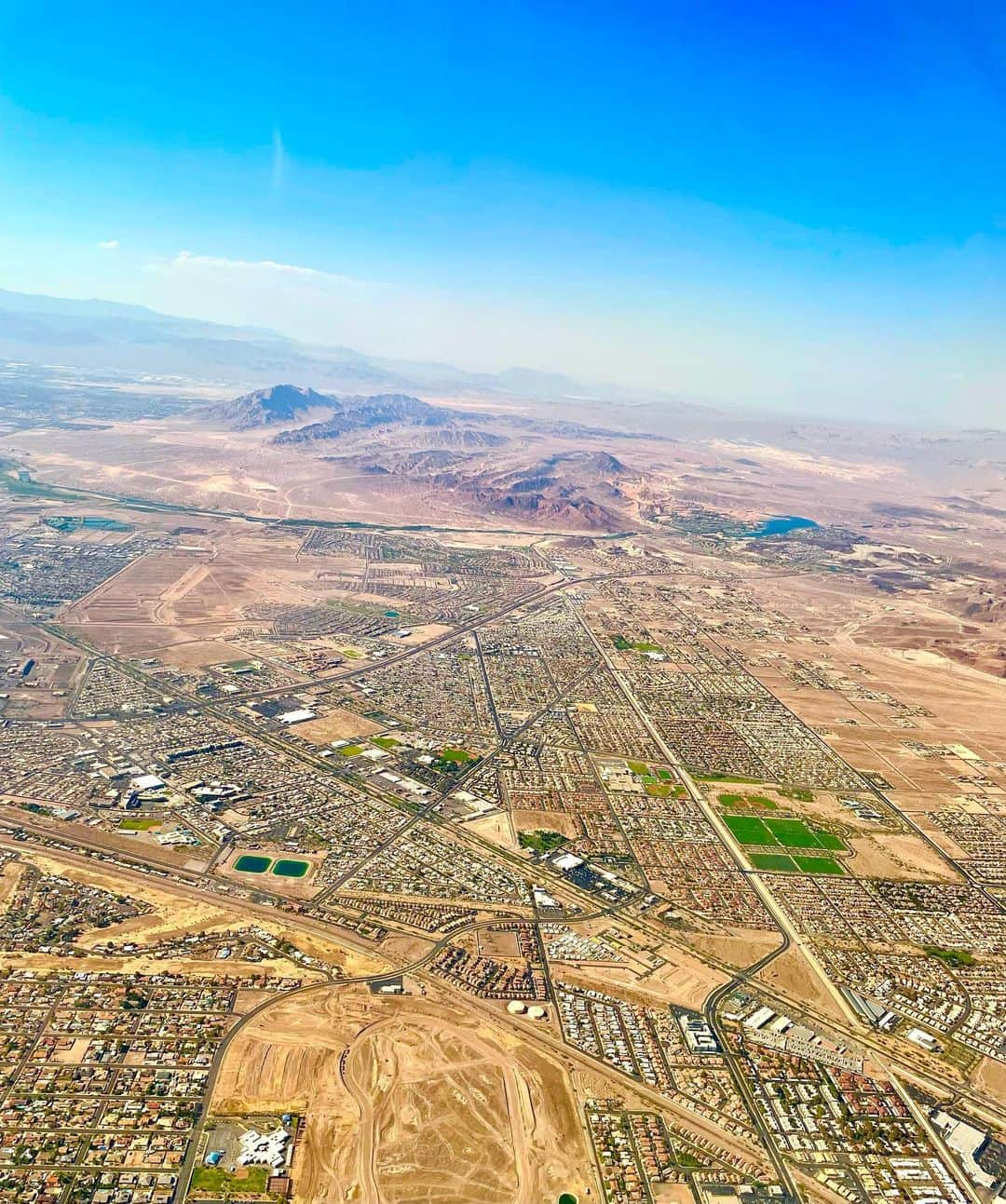 村主章枝さんのインスタグラム写真 - (村主章枝Instagram)「July 4th was Independence Day in America!  The photo is Las Vegas where I live😊   I looked up about Independence Day ...  The United States celebrates the birth of the United States by making the day when the United States declares independence from the United Kingdom. It developed as a British colony (a part of the British Empire at that time).  The reason why the United States tried to become independent from Britain was because of dissatisfaction with the tax system for British colonies.   Due to repeated taxation, people who had run out of patience attacked a ship loaded with tea from the East Indies company in their home country, and this was the beginning of the war (Boston Tea war).  It is a very interesting rumor but Since that time, tea culture has not taken root in the United States, and it has become coffee culture.  7月4日は、アメリカは独立記念日でした！写真は、私がいるラスベガスです😊  独立記念日を調べてみたら… アメリカは、イギリスの植民地、(当時の大英帝国の一部)として発展した経緯から、アメリカがイギリスからの独立を宣言した日を「独立記念日」(Independence Day) とし、アメリカの誕生を祝う祝日となったようです。  アメリカがイギリスから独立しようとしたきっかけは、イギリスの植民地に対する税制への不満からだったようです。  度重なる課税に、堪忍袋の緒を切らした人たちが、本国の東インド会社の茶を積んだ船を襲い、(ボストン茶事件)でこれが戦争の発端となりました。 このとき以来アメリカにはお茶文化が根付かず、コーヒー文化になったのだとか笑 #independenceday  #独立記念日 #lasvegas」7月6日 23時34分 - fumie.suguri