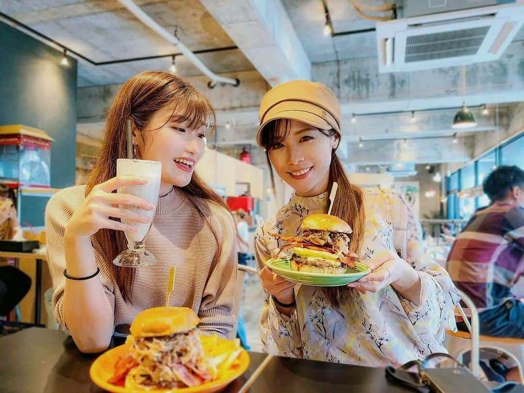 武田しのぶのインスタグラム：「🍔🍟  過去pic📷たまーに無性に食べたくなるジャンクフード🍟にシェイクでチートDAY. With ぴか🧚🏻‍♀✨  お店のハンバーガーってチェーン店以外で食べたことなかったけど一口目の感動が凄かった😋😋 #ハイトーンカラー#過去pic#キャプテンカンガルー　@piiiiiii_k #カメラ好きな人と繋がりたい#カフェ#love#instagood#happy#japan」