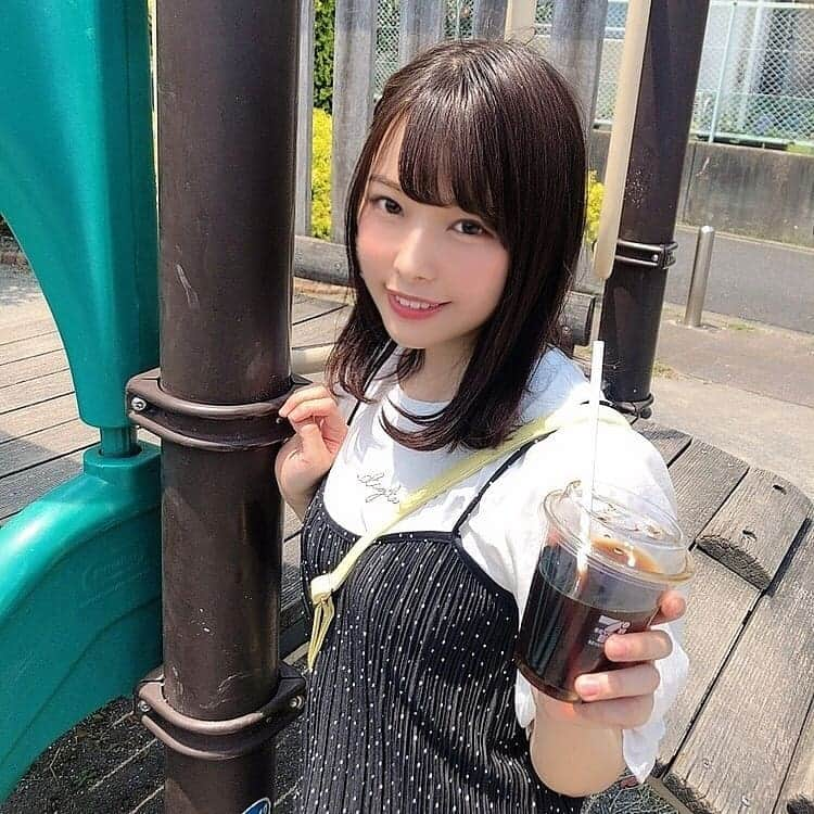 八木奈々のインスタグラム：「…ふぅ。  明日は七夕、、ということでキッチンで色々と作業していたらもうこんな時間。。今年は何を作ろうかな…なんて本やネットでレシピを検索しながら頭の中で考えて、決めて、また悩んで、決めて。。  季節を感じる行事って本当に好き。  もし心に余裕がなくて季節を感じることが できない時でもちゃんと気づくことができるから。  あー日本に産まれてよかったー。  なんて1人の部屋で声に出していってみたりなんかして。 何言ってんだろって恥ずかしくなって。  止まってた手を進めて。  天気予報では明日も雨。  天の川は見れなさそう。  織姫様と彦星様…雲の上では会えてますように。  。。。  ふう。  先月、一年以上ぶりにリリースイベントを開催させて頂いて、5月には写真集のイベントも開催させて頂いていて。  今、情報解禁されてるもので7月13日のリリイベ、8月14日のポーズブックサイン会、8月22日のリリイベ。。  そしてまだ情報解禁されていないのですが、他のイベントが9月に2回と10月にも控えていて…💦  5月、6月、7月、8月、9月、10月と半年間も連続で皆さまにお会い出来る機会を頂いていて。  沢山の女優さんがいる中でこうしてイベントが 開催できることは当たり前じゃなくて。  皆さまが来て下さるお陰です。  もちろんこういう時期なので来てください！と大声では言えませんし、正直…私の中のモヤモヤもありあり、対面イベントをすることを控えていました。  でも、皆さまに直接会うと本当に応援してもらえてるんだ…と実感出来て、目を見てお話してくださる皆さまに、ああ…私ってまだここにいてもいいんだな…八木奈々のこと好きでいてくれてるんだなって感じれて。  作品をちゃんと購入して見て、イベントやSNSなどの会話で私に時間を使ってくださる方々に直接、私の声で、ありがとう、と感謝の気持ちを伝えられる場が、どんなに貴重なものなのか、どんなに大切なことなのかを再確認できて。  イベントやりたい。みんなに会いたい。お礼が言いたい。  …そう、思うようになりました。  。。。ただ、  その反面、こうしてイベントが続くと忙しい中毎月どうにか都合をつけて会いに来てくれようとする方がいます。現に5月も6月も会いに来てくださった何人もの方が7月のチケット(完売済み)もゲットしたよ！と連絡もくれました。  嬉しいです。  本当に。  毎月イベントをやると飽きられてしまうかも知れない… がっかりされるかもしれない…という考えが過ぎりながらも  こんな私に、毎月会いたいと思ってくれる人、いるんだ…  って涙がでました。  でも、でもね。  イベントに参加するってことは時間はもちろんお金がかかるんです。遠方から来て下さる方もいれば、プレゼントを用意してくださる方もいます。  交通費にチケット代にプレゼント代にたくさんの大切な時間。  こんなことを女優の私が言うのもおかしな話なのですが…というか怒られてしまうのですが、イベントを開催することで皆さまの負担が大きくなるのが不安で。。少し苦しくもあります。  …無理しないで欲しいって思います。  でも、そんな私の不安も取り除くいきおいで “ また必ず会いに行くからね！ ” “ 次のイベントいつかな？行きたい！” “ イベントは行けないけどいつか絶対会いに行くね ” “ この作品買ったよ！ ”“ 頑張れー ”  なんてSNSに暖かい言葉が沢山届いて。  みんなみんなそれぞれに毎日が忙しいはずなのに それぞれの形でしっかりと応援してくれていて。  そんな私に関わって下さる全ての人たちに平等に 感謝し続ける毎日が、今の私の幸せな習慣です。  …だから、Instagramでだけ…伝えておきます。  今までイベントに来てくださった皆さま、 そしてまだお会いできていない皆さま、 この先イベントには参加出来ない皆さま、 作品を楽しみにして下さっている皆さま、 たまたま私を見つけて下さった皆さま、  私を応援して下さっている方は みんなみんな、私の大切な人です。  大切にしたい人です。  だからこそ、無理だけはしないでください。 皆様の愛は充分過ぎるほどに伝わっています…  私がもし、八木奈々になっていなかったら、、 皆さまが八木奈々を見つけてくださらなければ、、  私は一生、皆さまにお会いすることは出来なかったわけで。  だからこうしてここで、私の言葉を読んでくださっている皆さまに会えたのは本当に奇跡で。…とにかく本当に感謝しています。  AV女優の八木奈々と、何も無いただの私と、出会って下さり 本当に本当に…ありがとうございます。  皆さまの存在が確かにここにあること。 皆さまの存在に、優しさに触れられたこと。 そしてそこで感じたたくさんの気持ちは、  私がいつか八木奈々を辞める日が来ても 皆さまにお会いすることが出来なくなっても 消えることは無い、大切な感情です。  会えても、会えなくても、大好きです。  …  この気持ち、伝わりますように。」