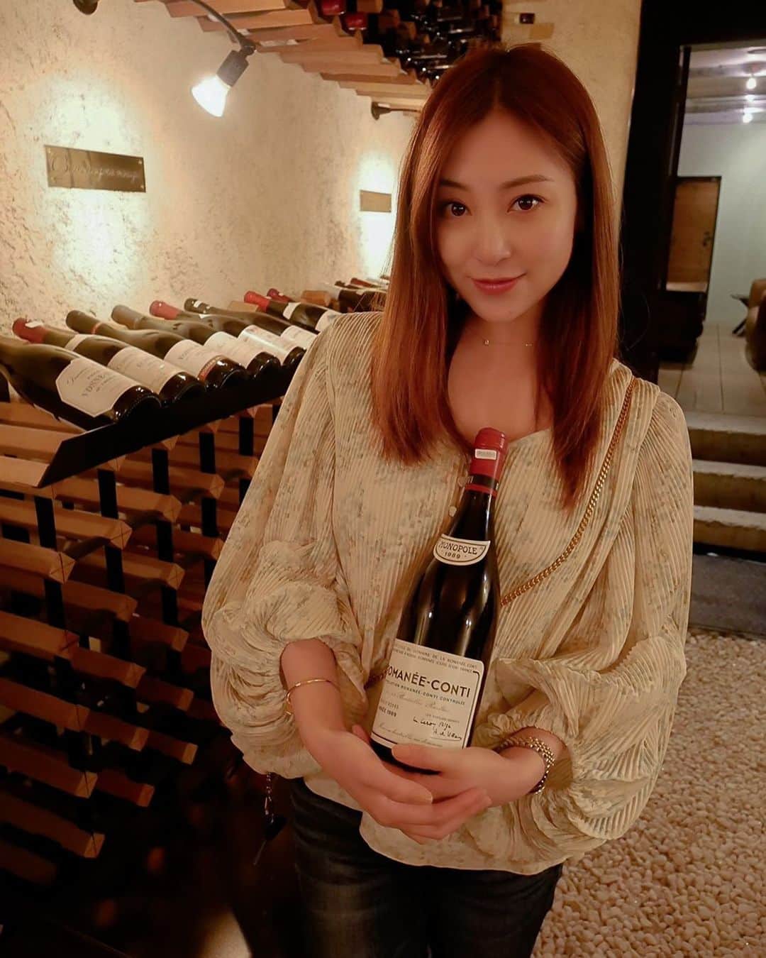 辰巳奈都子のインスタグラム：「ロマネコンティ🍷❤️‍🔥🍒🥀🌹👠💃  #ロマネ#ロマネコンティ#赤ワイン#red#wine#redwine#winecellar#cave#celler#romannéconti」