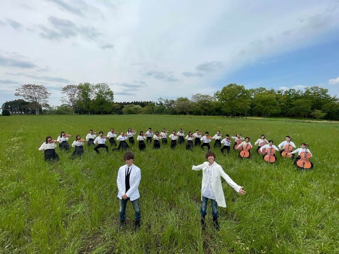 イニ（じん）さんのインスタグラム写真 - (イニ（じん）Instagram)「今日まで生きたあなたへ 発売だーーーー！！！！！！ みんな是非聴いてね！！！！！！！  壮大な場所でオーケストラ背負って歌った、、、、、凄かった、、、、」7月7日 0時21分 - jinjin10272