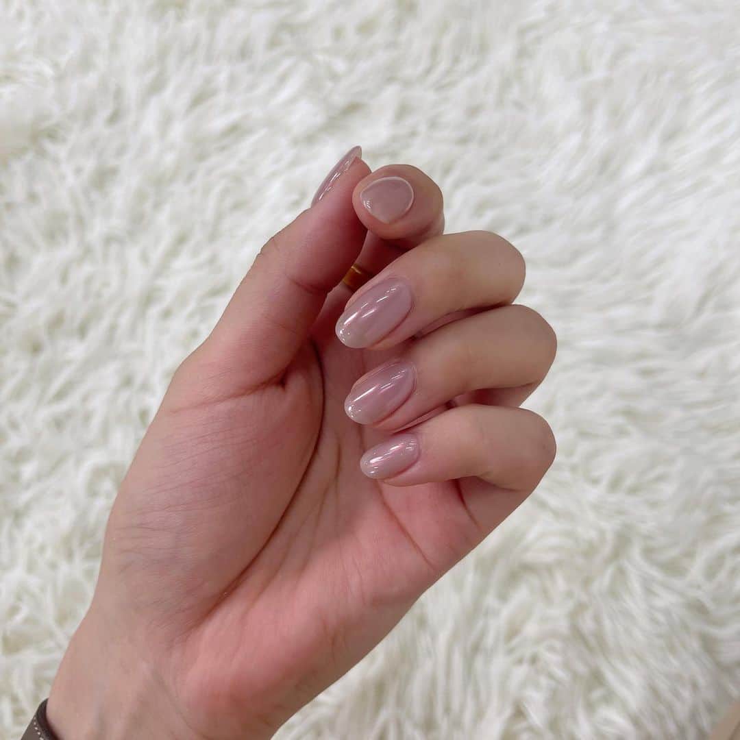 高木由梨奈のインスタグラム：「ニューヘアに続きニューネイル💅🤍 透け感のあるブラウンの上にパールミラー🪞✨ 角度によってブラウンぽくも見えたりピンクぽくも見えたり👀 爪が綺麗に見えるネイル✨ お気に入り〜〜！ 今回は @inailsgroup 恵比寿店さんで☺️  #ニューネイル #パールミラーネイル」