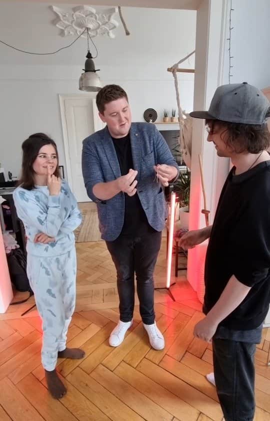 Joyce Ilgのインスタグラム：「@alexlehmann_zaubert hat uns heute nicht nur EINEN, sondern ganz viele Tricks vorgeführt & bald gibt's auch ein Video auf meinem YouTube Kanal dazu, wo er mir einen Trick beibringt, den ich @chrishalb12 dann vorführe 💪. Außerdem hat Alex auch noch die @secretschool.de > da bringen er & @christophkuch.de jedem, der mag, das Zaubern bei. 🎩   #magic #Zauberei #Zauberer #Zaubertrick」