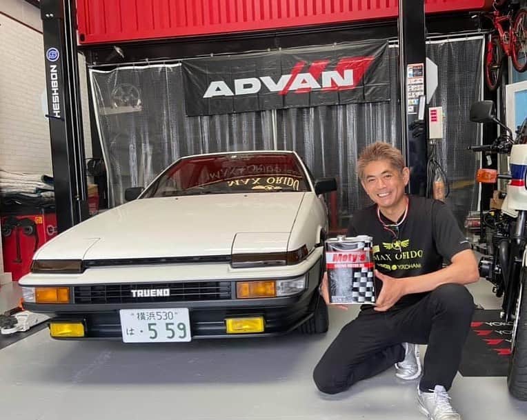 織戸学のインスタグラム：「Moty's OIL  旧車用のOIL とても気に入ってます。  なんて あたりの柔らかい しなやかなオイルなんだろうってのがファーストインプレッション。  エンジンは まろやかにトルクフル。 本当にマイルドに、 包み込むような安心感。  ミッションも 数字的には、硬いのか？ と思ったがしっとりマイルド。  オイルで変わります。  ポルシェの 鉱物油OIL 20W-50  ミッションオイル 75W-110  これからは  AE86 4AG T50ミッション デフオイル  80スープラ 2JZ  ゲトラグ ミッションオイル  デフオイル  僕の求める事はギアに優しく、包み込むような、 しっとりとした粘土と 柔らかさ。  滑らかな包まれるようなシフトフィーリング。  エンジンも同様 滑らかな、フリクション 過酷な条件での安心感。  デフは、 やはり旧車の独特の 音なりなどの低減。  楽しみます。  旧車の付き合い方。  #maxorido  @motys_tribojapan  #ae86 #supra」