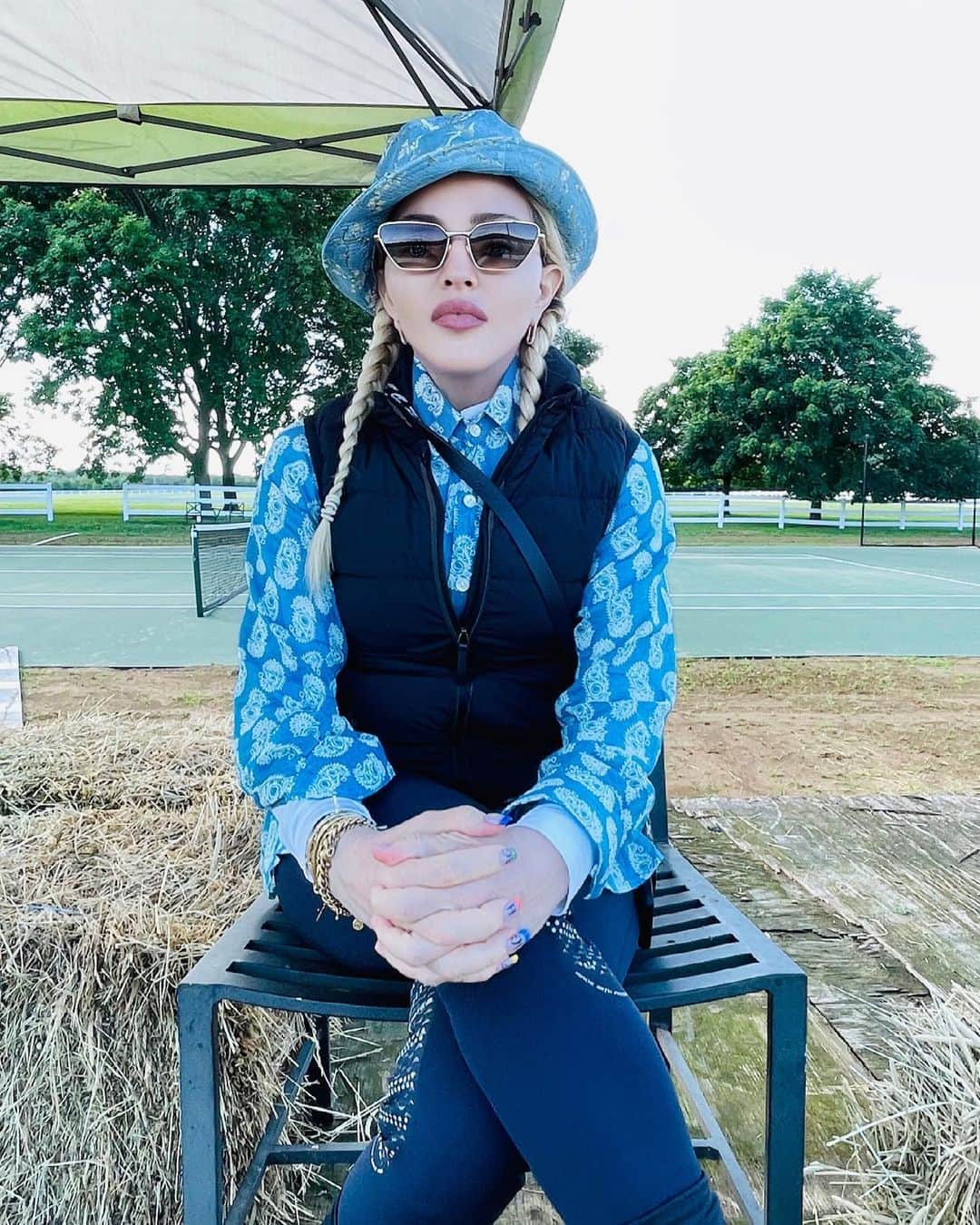 マドンナさんのインスタグラム写真 - (マドンナInstagram)「Farm Girl………….🐓🐴🚜🤪  #estere」7月7日 1時47分 - madonna