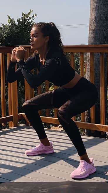 ケリー・ゲイルのインスタグラム：「🖤 Wearing @fashionnova  🍑 Work your glutes with this beginner-friendly, no-equipment routine! ♾ Link in bio for the full workout  Fashionnovapartner」
