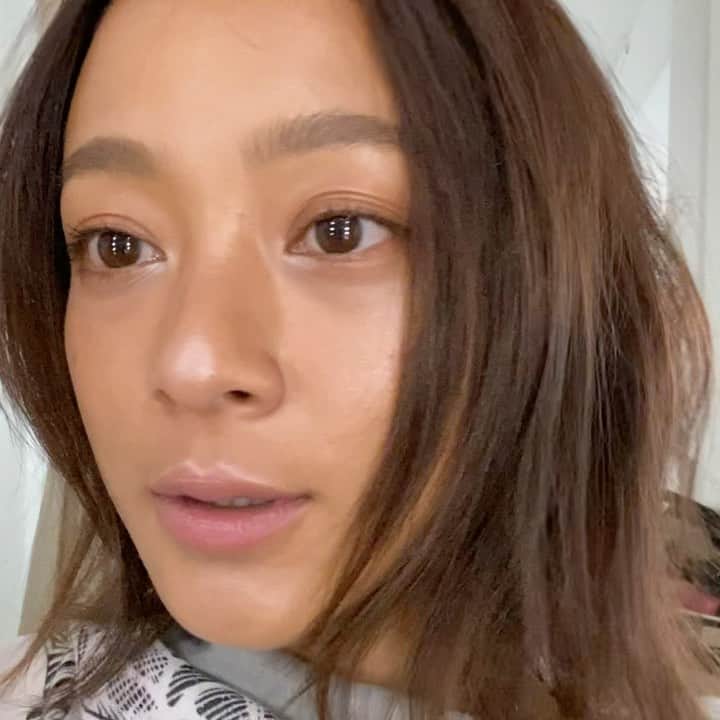 脇田恵子のインスタグラム：「今回のプレゼントキャンペーンのアイテム #10tuneマルチハイライター  質感仕上がりはこんなにナチュラルなので体につけても自然に馴染むよ☺️！  私黒いからnude pinkの明るい方は 使ってないと思うだろうけど 白浮きせずに馴染むのも 10tuneのすごいところ😭！  これはほんとずーっと日本でコスメを買うのに悩みの一つだったんだけど  @10tune_official はどんな肌質肌色の方にもぴったり寄り添えるように作りました！だから男性にもおすすめ☺️ もう一つのシアーゴールドは濃く見えるけど、チークやアイシャドウだけじゃなくて使い方を変えるとハイライトにもなるよ😆 ゴールドのハイライターのように使うイメージがいいかな☺️  シェーディングのベースに塗ったり仕上げに塗ると艶のある陰が作れるよ！ この動画はどちらも使ってるのでじっくりみてみて  ありのままのあなたで素直にそのまんまで美しい」