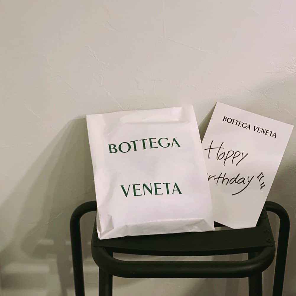 urakoさんのインスタグラム写真 - (urakoInstagram)「. from BOTTEGA VENETA💚 . . surprise birthday present🎁 thank you🥺🙏 . . #bottegaveneta  #birthday」6月22日 19時31分 - urako0618