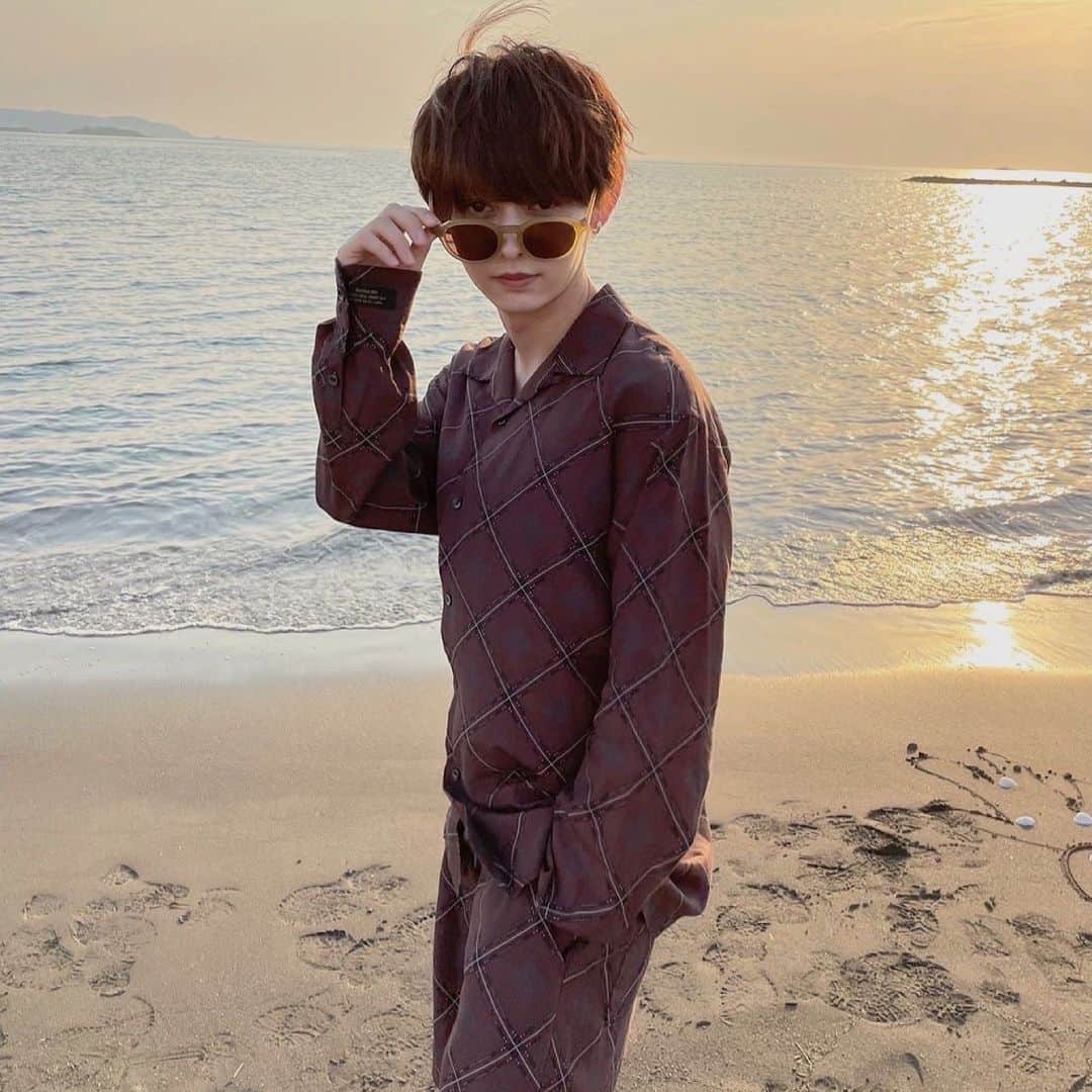 四季涼雅のインスタグラム：「海でかっこつけてきました！」