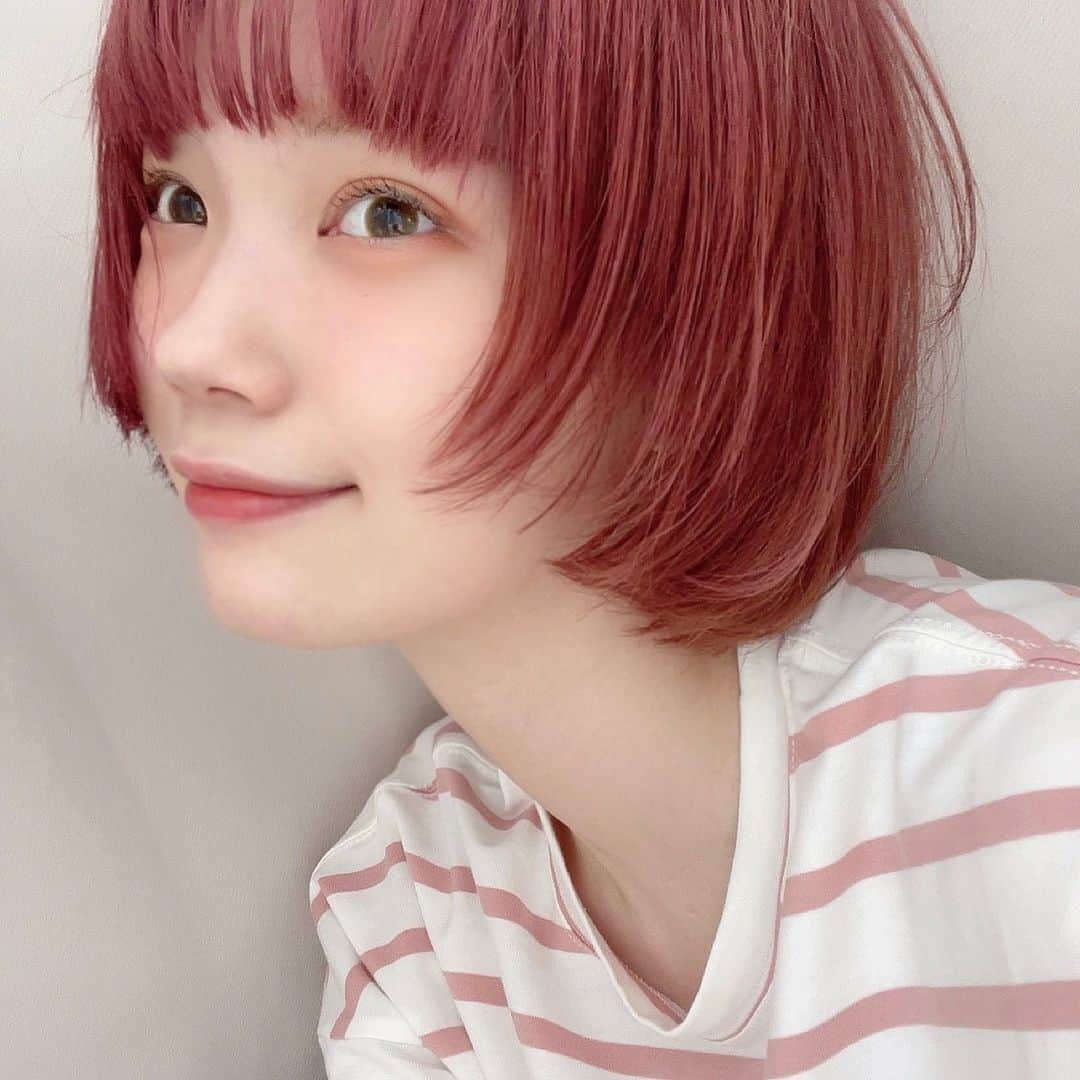 村濱遥のインスタグラム：「カバーマーク　シルキー フィットのファンデーション使ってみたよん😉☁️  限定セットでついてくるブラシで メイクの仕上げにぽんぽんぽんっと！ ナチュラルでサラサラ肌になった🌿 毛穴カバーも◎  マスクつけてるし これからの季節も お肌サラサラでいたいよな、、、  6/18から 数量限定で価格変わらず ブラシがついてくるみたいだよ！ 無くなり次第販売終了してしまうから ぜひゲットしてみてね🥰  (カバーマーク店舗とECサイトで買える！) #シルキーフィット #ファンデーション #毛穴カバー #マスクメイク #限定コスメ #カバーマーク #PR」