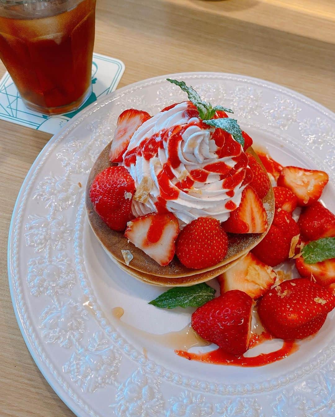 青野美沙稀さんのインスタグラム写真 - (青野美沙稀Instagram)「札幌に行ったら必ず行く "Sapporo Pancake & Parfait Last MINT" ⁡ こんなにおいしいパンケーキが あってよいのか！？というくらい まじでめちゃくちゃおいしいです🥞❤️ ⁡ 生地が絶妙すぎて本当にこれは １度食べたら忘れられない。。 ⁡ あとはやっぱり店内や食器やら なにもかも可愛くてすごく映えスポットです🎵 ⁡ 皆さんもぜひ行ってみてね🍒✨ ⁡ オーナーのまことさんとの写真も 載せちゃおっっ💐 ⁡ #mint #lastmint #ラストミント #ミント #パンケーキ #pancake  #札幌グルメ #札幌 #北海道 #sapporo #hokkaido #札幌カフェ  #札幌パンケーキ #カフェ  #パンケーキ部 #パンケーキ巡り」6月22日 20時25分 - misaki_aono