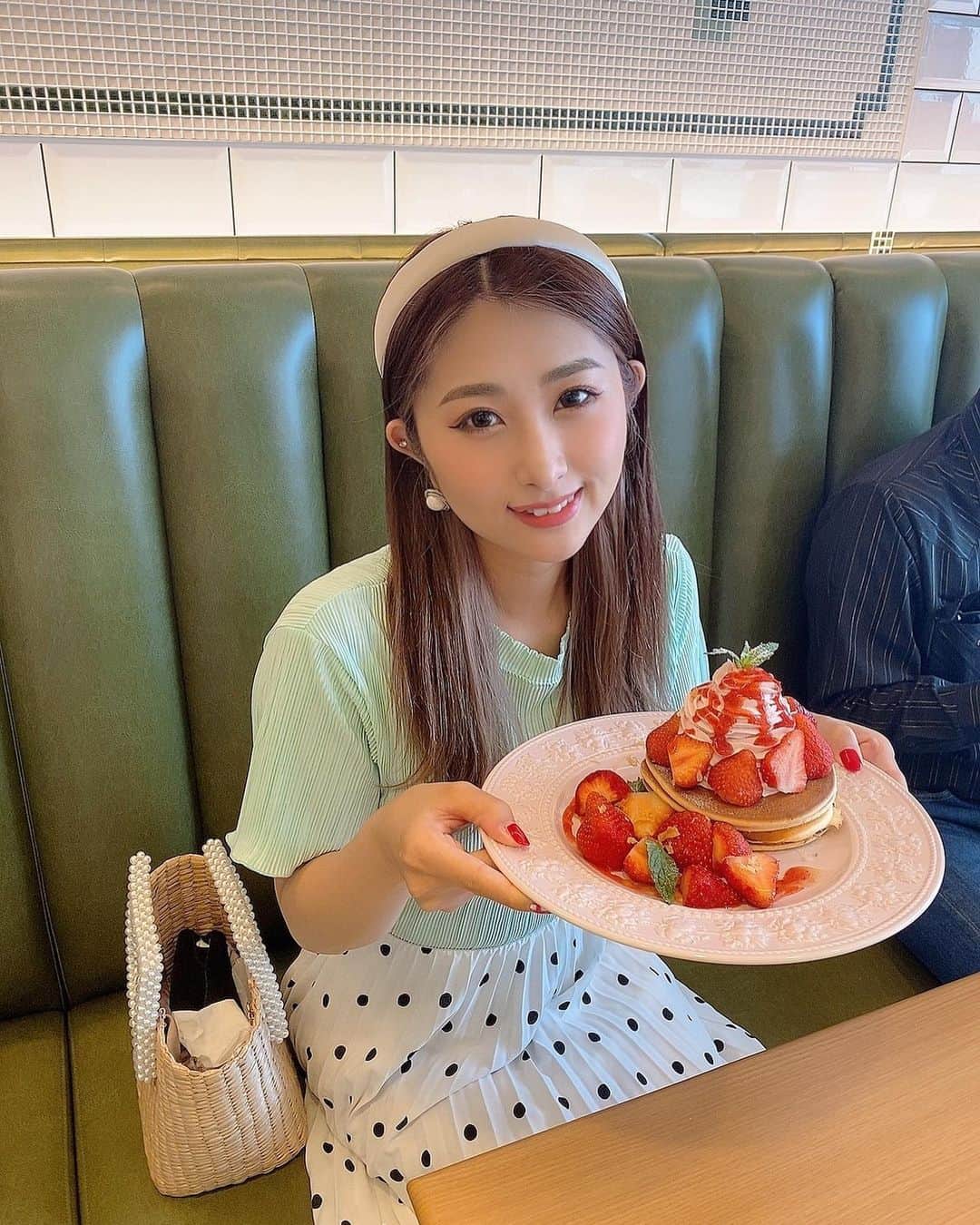 のインスタグラム：「札幌に行ったら必ず行く "Sapporo Pancake & Parfait Last MINT" ⁡ こんなにおいしいパンケーキが あってよいのか！？というくらい まじでめちゃくちゃおいしいです🥞❤️ ⁡ 生地が絶妙すぎて本当にこれは １度食べたら忘れられない。。 ⁡ あとはやっぱり店内や食器やら なにもかも可愛くてすごく映えスポットです🎵 ⁡ 皆さんもぜひ行ってみてね🍒✨ ⁡ オーナーのまことさんとの写真も 載せちゃおっっ💐 ⁡ #mint #lastmint #ラストミント #ミント #パンケーキ #pancake  #札幌グルメ #札幌 #北海道 #sapporo #hokkaido #札幌カフェ  #札幌パンケーキ #カフェ  #パンケーキ部 #パンケーキ巡り」