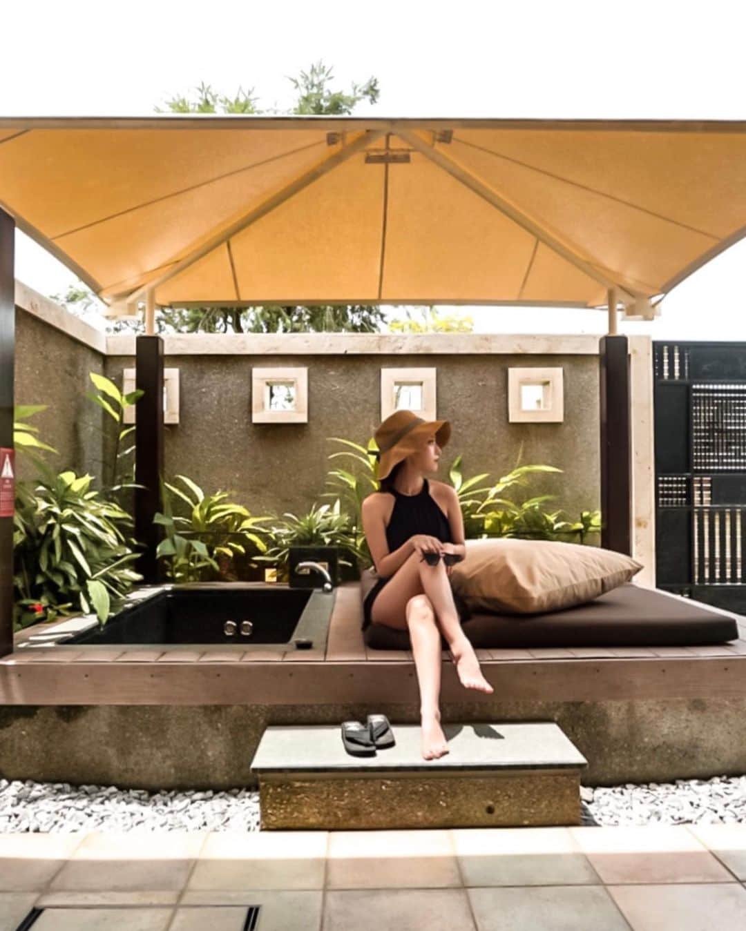松林裕香さんのインスタグラム写真 - (松林裕香Instagram)「カバナルームとても良かったよ😊❤️ 雨でも入れるジャグジーと、寝そべれるスペース。 これ最高で露天風呂変わりに何回も浸かっていた。 また、右の扉からプールに直結できるのがめちゃくちゃ良い🙆‍♀️ .  #沖縄旅行#japanesehotel#リッツカールトン沖縄#リッツカールトン#プール#ホテルステイ#マリオット#marriott#カバナルーム#ritzcarltonokinawa」6月22日 20時40分 - yukapiano_