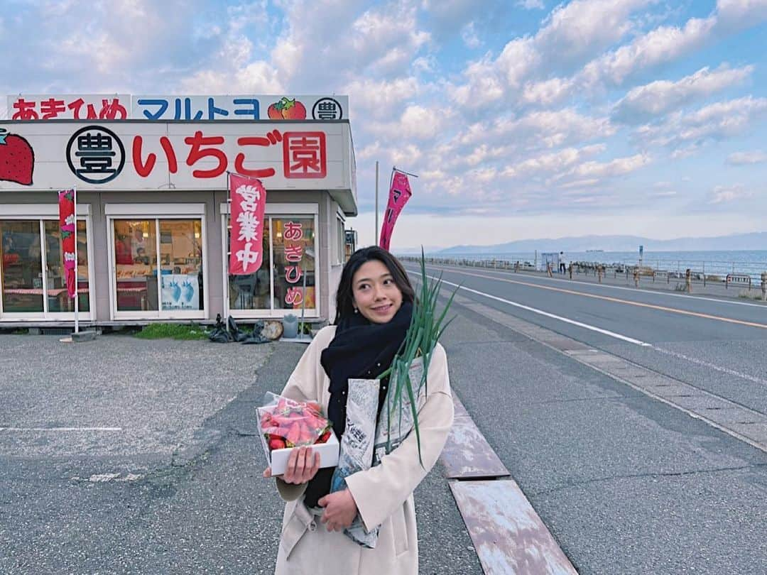 松田和佳さんのインスタグラム写真 - (松田和佳Instagram)「🍓  ２ヶ月前の写真ですが、、イチゴを買いに行った時の😚📷  1パックがこーんなに大きいんです！ 甘くて美味しかったな〜🥰  左手に持っているのは、おまけで頂いたネギと大根です🤭  #静岡県 #石垣いちご #あきひめ」6月22日 20時40分 - waka_matsuda