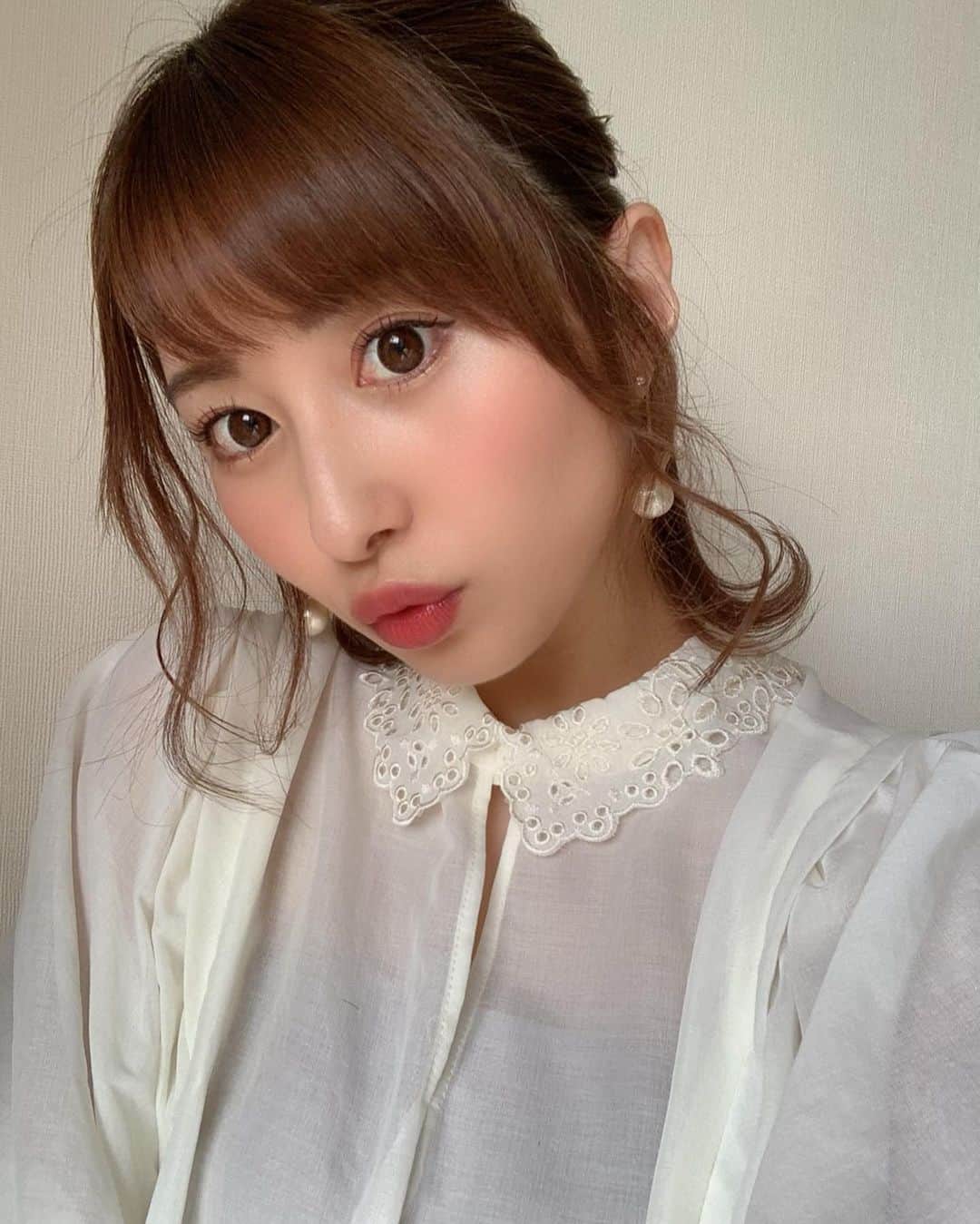 のインスタグラム：「🙄 . . 頑張って髪をセットしても なんか湿気が多い日は バサァッ！ ってなりますね。笑 . . オイルとかつけてるんだけどなー！ . . 最近はワクワクする打ち合わせが 続いているよ！ . 早くみんなに 伝えたいなぁって事ばかりで こう言う気持ちが幸せだと 噛み締めています！ . 色々決まったら どんどん発表していくから どうか待っていてね！✨ . . #hairstyle #湿気め #この」