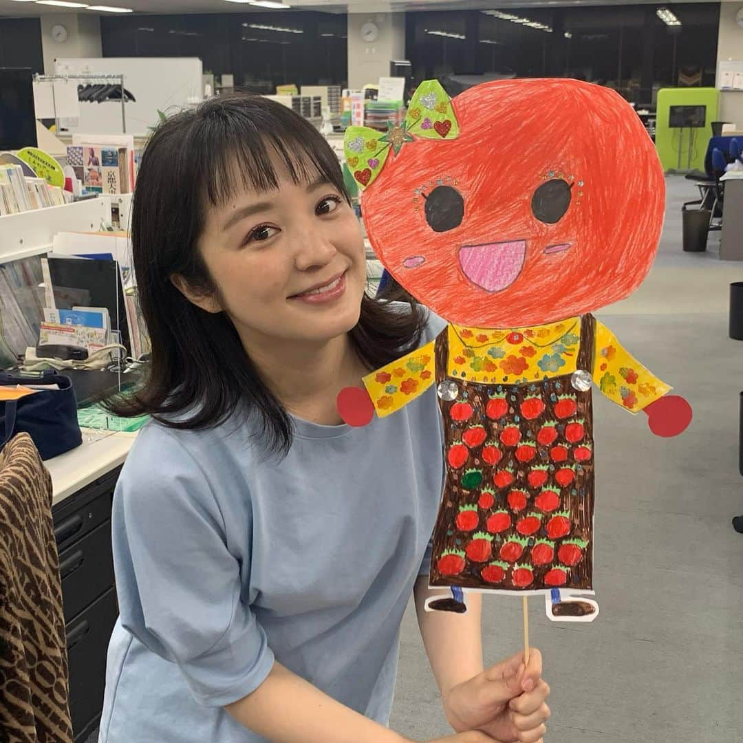 藤林温子のインスタグラム：「. 嬉しいベジよぉぉぉ🍅 . daidocoro⭐︎ベジタに出演されている 関宏美さんの娘さんから ファンレターと 大きなベジコちゃんの素敵な絵をいただきました😭 可愛くて可愛くて きゅんきゅんしました❤️ 本当にありがとうございます😭❤️ 大切にします！ daidocoro⭐︎ベジタは毎週日曜日に 関西地区と関東地区で放送されています！  是非レシピを参考にしてください！！  ベジ🍅🥕🥑🥒🥦🥬 #ベジ」