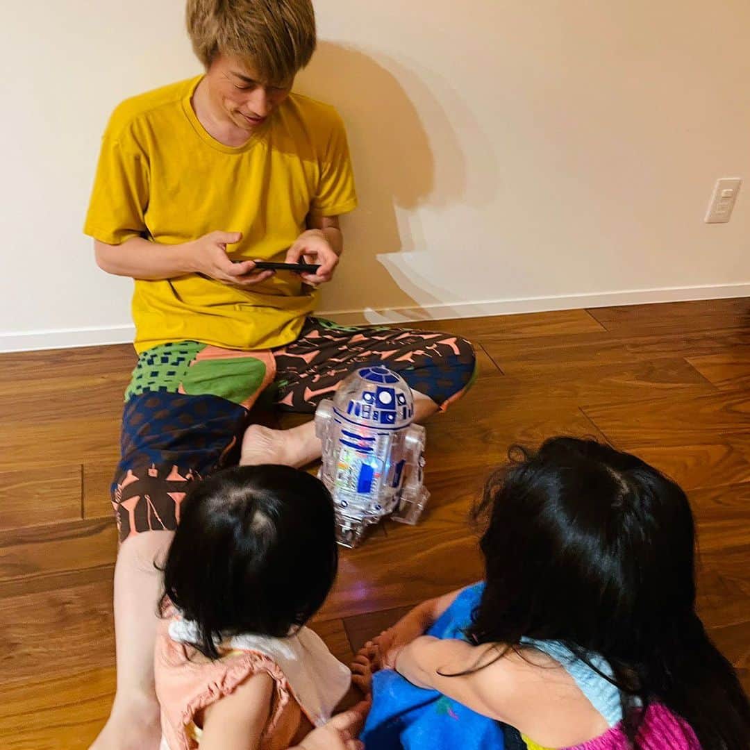 田村淳のインスタグラム：「プログラミング 我が家ではプログラミングの勉強を始めました。#littlebit と　#starwars のコラボ教材で一緒にR2D2を作って、スマホで動かしてみました！リヴィもルヴィも大興奮wwwいつまで一緒に作って遊んでくれることやら…娘たちが家を出てひとりでR2D2を動かしてる自分を想像したら悲しくなったので、ダースベーダー並みに深い呼吸をしながら眠りにつきましたw  #プログラミング  #プログラミング初心者 #4歳 #1歳 #47歳」
