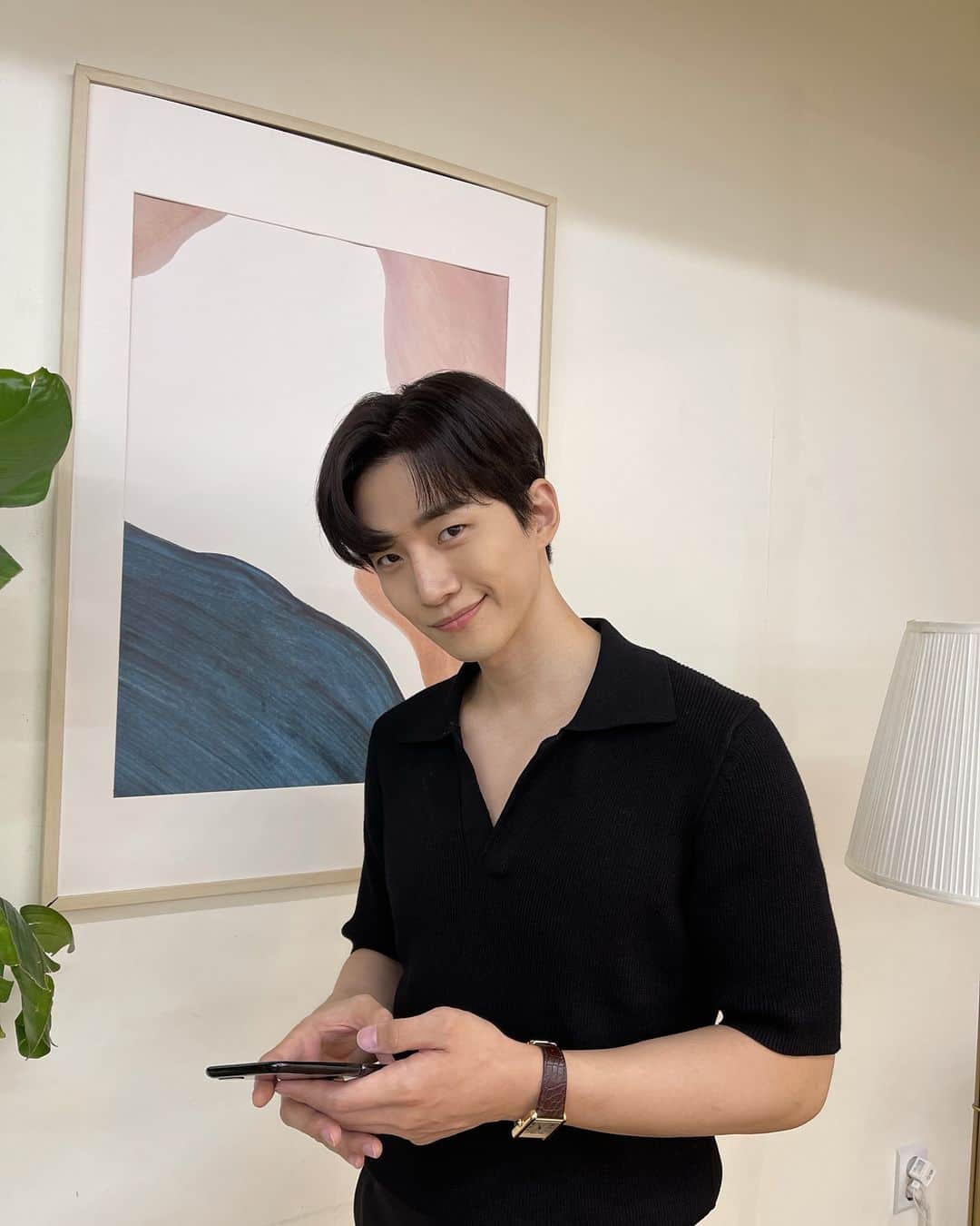 ジュノ のインスタグラム：「이정도면 공식포즈」