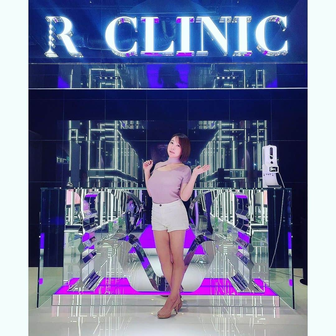 羽生アリサさんのインスタグラム写真 - (羽生アリサInstagram)「吉田先生のいる、銀座のR Beauty CLINIC さん(@r_beauty.clinic )に来ました🥰🌸✨ これから顎下の脂肪吸引と糸リフトの施術をしてもらうよ😇 吉田先生には以前も担当して頂いた事があるので安心して施術してもらえる😌🌸🌸🌿🌿  先生もスタッフの方もとても優しくてリラックスしてます🐇🌸 羽生はお仕事柄真下からカメラで撮られることが多くて、顎下のお肉ずっとコンプレックスだったから嬉しい🥲 楽しみ👼✨✨  @dr.yoshida.kei  @dr.risakotomita  @r_beauty.clinic   #銀座 #美容 #美活 #クリニック  #脂肪吸引  #ダウンタイム #RBeautyClinic #ヨッシー先生  #小顔先生 #吉田慧 #小顔 #整形 #アンチエイジング #お鼻屋さん #秘伝のタレ目 #俺のクリニック #RBeautyClinic俺の #糸リフト」6月22日 12時12分 - arisa_hanyu