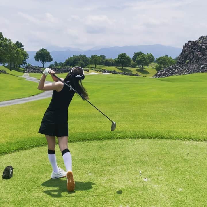 SARAKIMISAKIのインスタグラム：「. 軽く振った時ほど やっぱり良い感じに打ててる🤔  あと、注意したいのは 私は持ち方の癖で ハンドファーストになりすぎてしまうから スタンスの時に右手から構えること✍️  visor / tops @waacgolf  @waacjapan_official  #waacgolf   skirt @suicgolf  #suicgolf   . . . . . . #ゴルフ #golf #⛳️ #ゴルフ女子 #ゴルフ男子 #ゴルフ好き #ゴルフ好きな人と繋がりたい #ゴルフ初心者 #ゴルフコーデ #ゴルフコーディネート #ゴルフスイング #スイング動画 #골프 #골프웨어 #골프스윙 #여행 #해외여행 #골프스타그램 #와인 #소주 #좋은시간 #ゴルフウェア #golfswing #golfstagram #golfgirl #golflife #lovegolf #韓国ゴルフウェア」