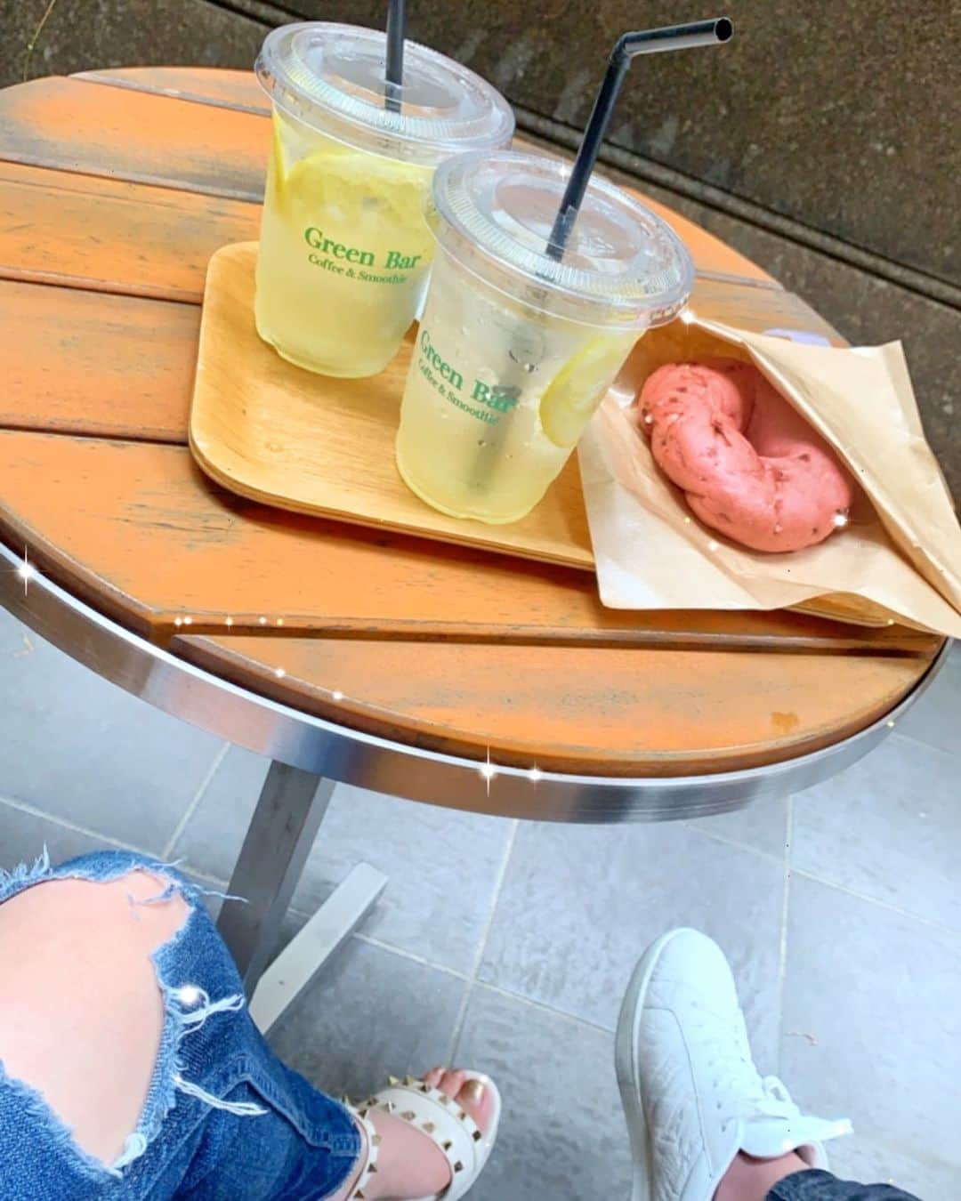 SUZUさんのインスタグラム写真 - (SUZUInstagram)「.⋆ 𝐂𝐚𝐟𝐞  𝐥𝐞𝐦𝐨𝐧𝐚𝐝𝐞🍋✨ 𝐬𝐭𝐫𝐚𝐰𝐛𝐞𝐫𝐫𝐲 𝐰𝐡𝐢𝐭𝐞𝐜𝐡𝐨𝐜𝐨 𝐛𝐚𝐠𝐞𝐥🥯  𝐂𝐚𝐟𝐞でのんびり幸せ💗💗  #cafe#sweets#bagel #lemonade#osaka#date」6月22日 12時16分 - suzuchibi