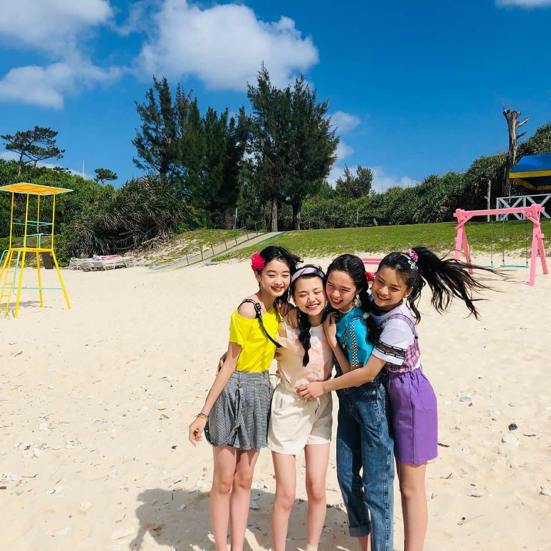 ニコ☆プチのインスタグラム：「🌺✨☀️🏝🍧 8月号発売日！！  まずは表紙の裏側から📸✌︎  #有坂心花 #小松崎ふたば #滝口芽里衣 #星名ハルハ #summer」