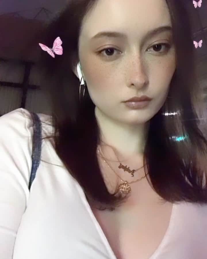 アシュリーのインスタグラム：「나비　좋아🦋」