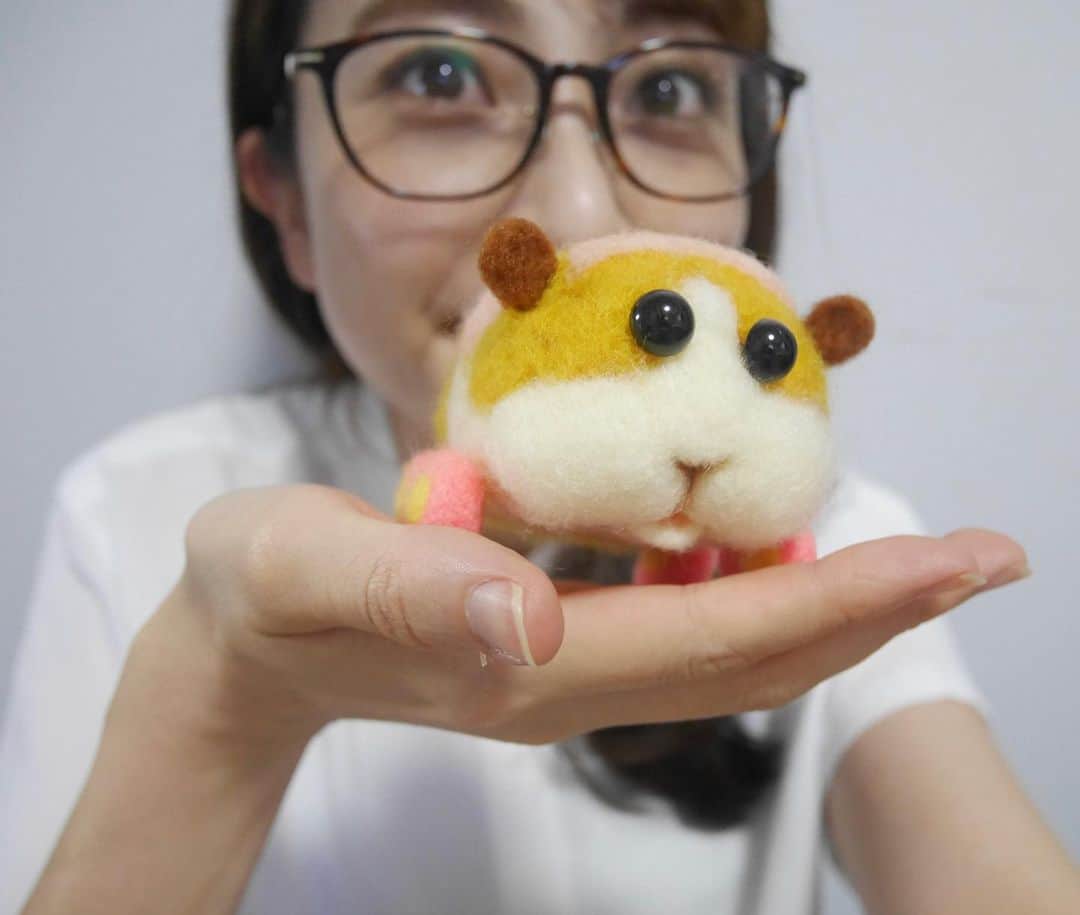 日比麻音子のインスタグラム：「完成だー！！！  自分で作ったのに、 自賛してすみません。 でもほんとに、 うちの子かわいい！！ 全方位かわいい！！  高校生ぶりの羊毛フェルト製作でしたが、 夢中になりました。 ずっと完成したこの子を眺めてます…🥺  #手芸活動 #羊毛フェルト #モルカー #utamaru #stayhome #日比麻音子 親指のささくれが気になるなぁ。」