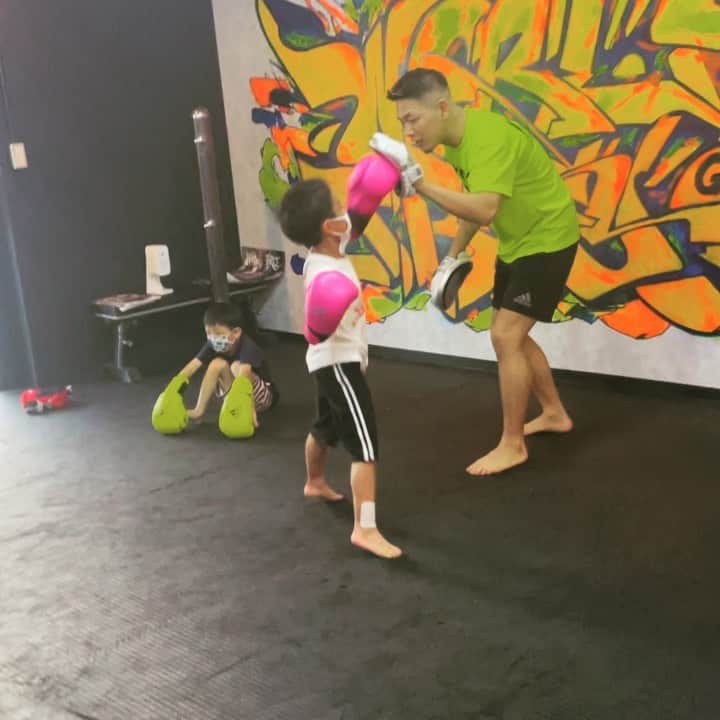 のインスタグラム：「毎週　月曜日　木曜日　18時から  キッズ初級クラスです😁  #WORLDTREEGYM  〒652-0881 兵庫県神戸市兵庫区松原通4丁目4-7花一ビル 1  #格闘家 #格闘技 #ボクシング #ムエタイ  #キックボクシング #muaythai  #kickboxing  #boxing  #workout  #喧嘩自慢  #弘輝  #k1wgp  #パーソナルトレーニング #ジム #フィットネス #ダイエット #ワークアウト #エクササイズ #筋トレ」