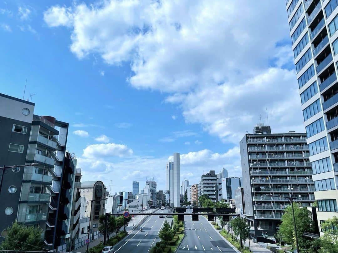 渕上舞のインスタグラム：「たまにはお散歩🌈  #歩道橋の上から #富ヶ谷 #風景」