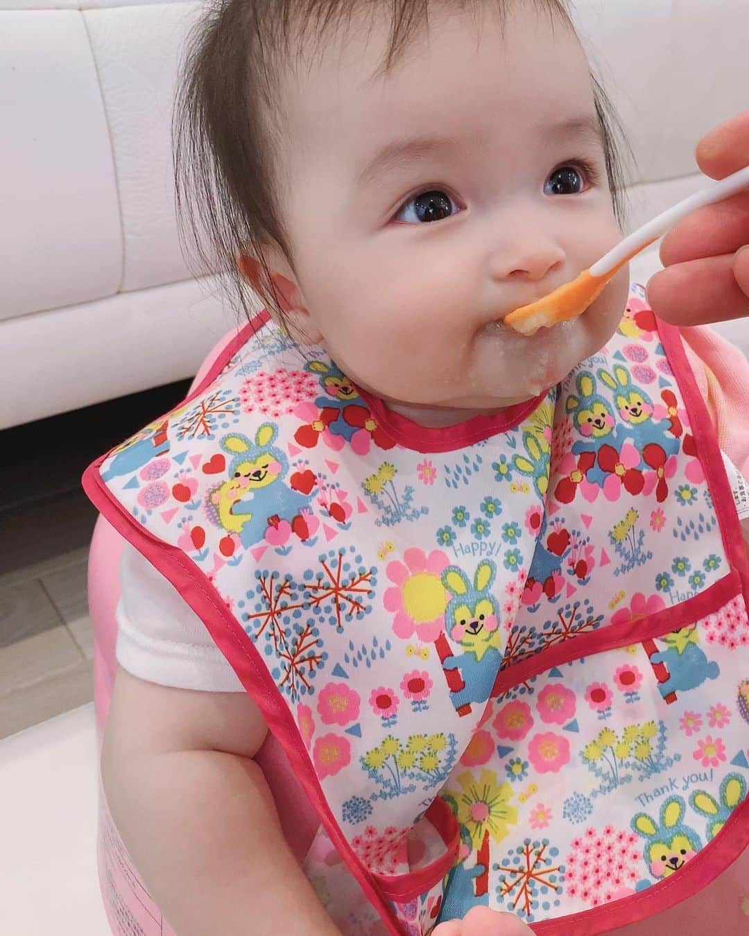 アレクサンダーのインスタグラム：「美味しいわ❤️ 離乳食❤️ パクパク❤️」