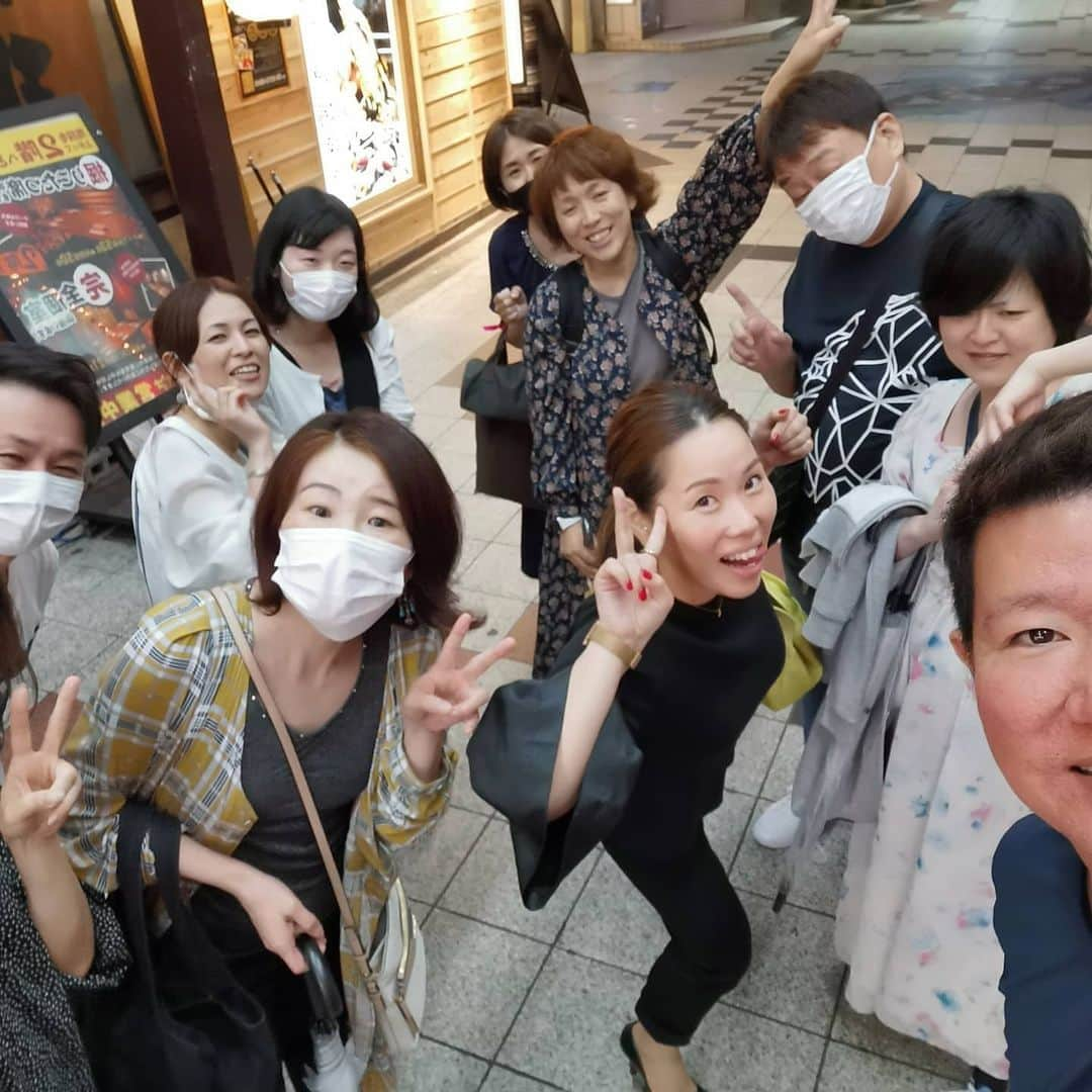 中園健士さんのインスタグラム写真 - (中園健士Instagram)「【人が喜ぶことをする習慣を】⁡ 友人や家族、お世話になっている人に⁡ プレゼントを渡す習慣を⁡ つけましょう。⁡ ラインギフトはお手軽で⁡ おすすめです。⁡ ５００円のスタバチケットとかでも⁡ 喜ばれますよ。⁡ 相手が喜ぶと自分も嬉しいし⁡ 記憶に残るしいいことしかない。⁡ 　⁡ 　　⁡ ⁡ まずはプレゼントを探してる⁡ 自分にワクワクする。⁡ 　⁡ 　⁡ 貰った瞬間相手は喜ぶ。⁡ 相手が自分の為に⁡ 時間をかけて探してくれたことにも⁡ 感動する。⁡ 　　⁡ 　⁡ 例えばスタバギフトカードなら⁡ それを使う時にも⁡ またあなたのことを⁡ 思い出して幸せな気持ちになる。⁡ 　⁡ 　⁡ 「使わせてもらったよ。⁡ ありがとう！」⁡ ⁡ とライン来たら⁡ あなたもまた嬉しい。⁡ 　⁡ 　⁡ 当然お店も嬉しい。⁡ ラインも手数料入って嬉しい。⁡ ⁡ 近江商人三方良しどころか⁡ 四方良しですよ。⁡ ⁡ 　⁡ 別に大金は要らないでしょ。⁡ ５００円とかで⁡ みんな幸せになるなら⁡ そういう習慣をつけていくと⁡ 信用は積み重なっていきますよ。⁡ 　⁡ 　⁡ ぜひ人の笑顔が⁡ あなたの幸せに繋がるような⁡ マインドを身につけると⁡ 素敵な人に囲まれて生きていけます。  #サプライズ成功  #サプライズプレゼント  #サプライズ演出  #サプライズ大成功  #サプライズパーティー  #感動をありがとう  #感動した #感動で涙  #感動です  #感動しました」6月22日 14時26分 - nakazono.kenji