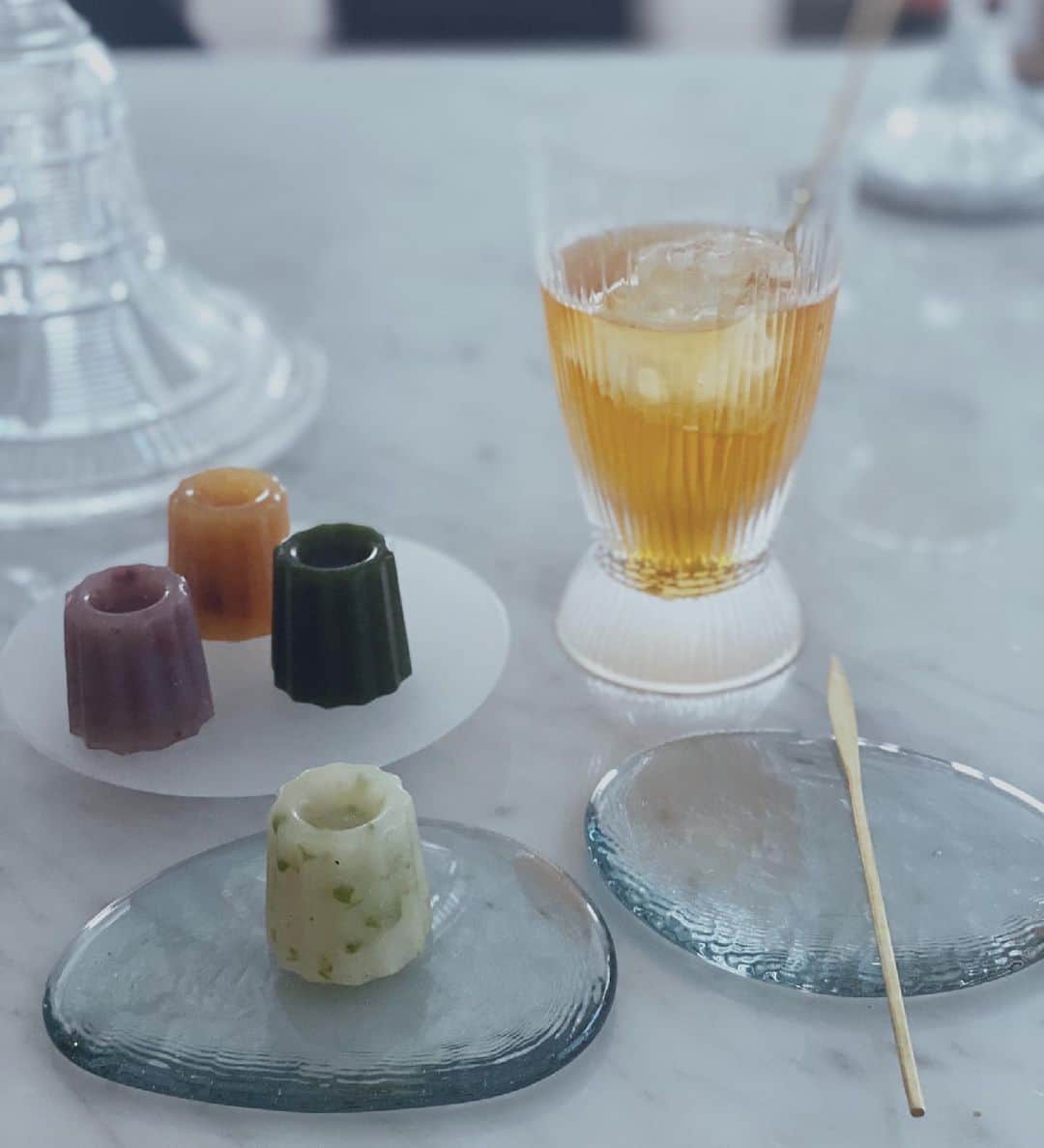 白澤貴子のインスタグラム：「The cool wind blows from my table🌴  毎年の酷暑を考えると目の前のものだけでも涼しげでいたいと、夏本番に入る梅雨明け前から、ひとり #涼しげ研究会 発足。  やはりなんと言ったって、涼しげといえばガラスに勝るものはなし、と今のところ思ってる。  というわけで、大好きなガラスたちをテーブルに集めて。  ブラウン管テレビの再生ガラスを使った  @water_products_design と @sealbank ちゃんコラボの #amenoshita の風合いが、いい仕事してくれてます♡🎐」