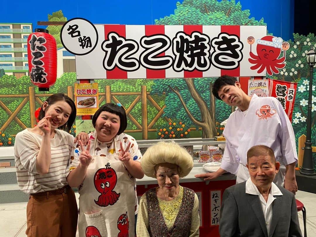吉本新喜劇のインスタグラム：「🐙 今週の#なんばグランド花月 は #酒井藍 座長週‼︎  「デカい二人のたこ焼き屋⁉︎」 をお送りしております🐙🐙🐙  楽しいメンバーで元気に公演しています😆よろしくお願いします🙇‍♂️🙇‍♀️  #酒井藍 #小籔千豊 #池乃めだか #末成映薫  #宇都宮まき」