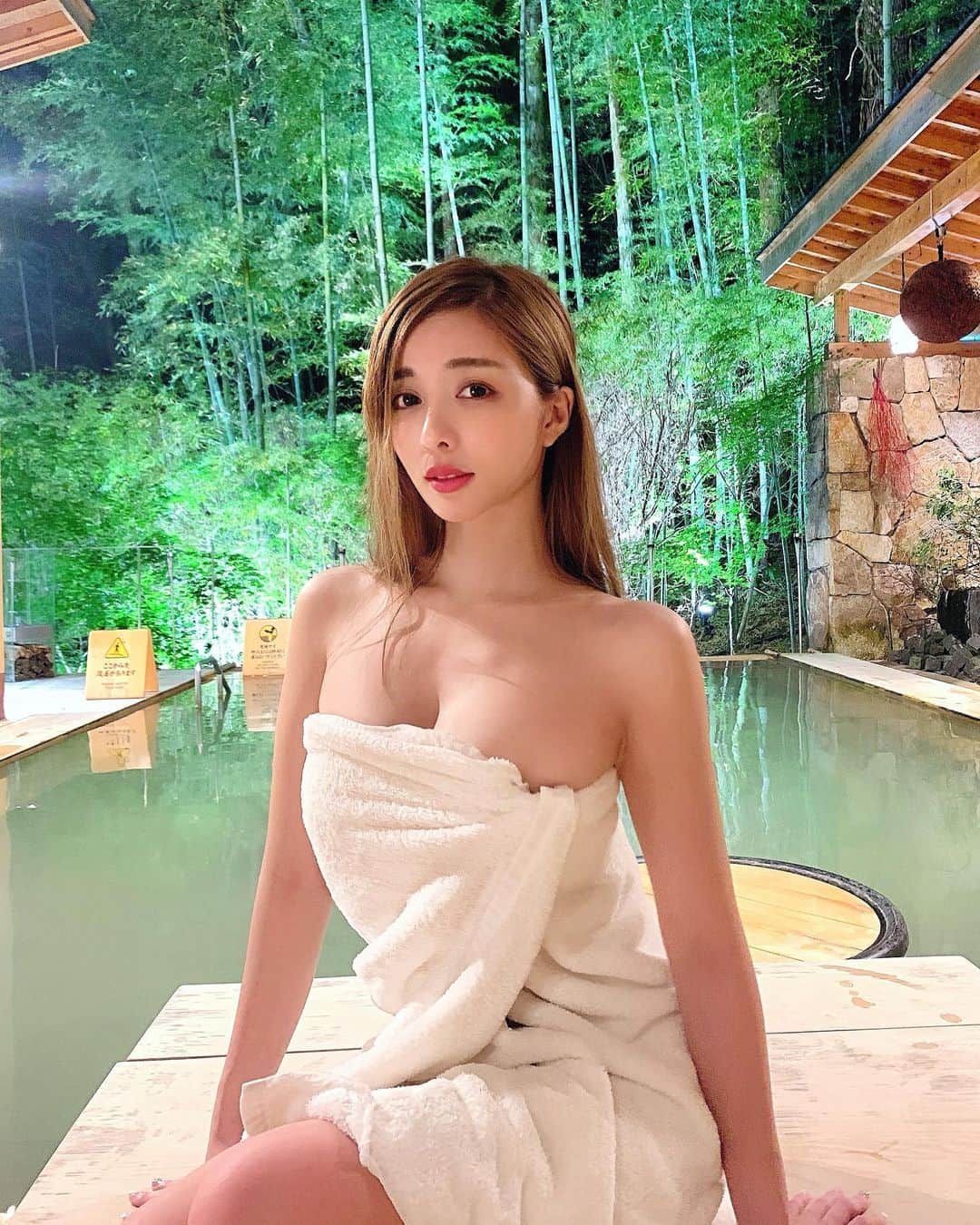 濱野りれさんのインスタグラム写真 - (濱野りれInstagram)「"Chikujo no ma" A special private open-air bath that can only be used by a limited number of people. This is the first hot spring that is as big as a pool🏊‍♀️✨ You can see the video on my story and highligh. Don't miss this beautiful place😘  竹城の間🎋 古久庵、小夜、紫炎庵、別邸天空に 泊まった人のみ利用できる特別な貸切露天風呂💚 とにかく広くて優雅😍 広さが伝わる動画はストーリー、 ハイライトに残しておくね🎋💕 . . #takefue #chikujonoma #ryokan #luxurytravel #luxuryhotel #kumamoto #kumamotogram #kyushu #hotsprings #onsen #hotspring #japantravel #japantrip #beautifuljapan #bamboo #bambooforest #bathtime #竹城の間 #竹ふえ #竹 #白川温泉 #黒川温泉 #秘境 #温泉 #温泉旅行 #熊本 #熊本温泉 #九州 #貸切露天風呂」6月22日 21時00分 - riregram
